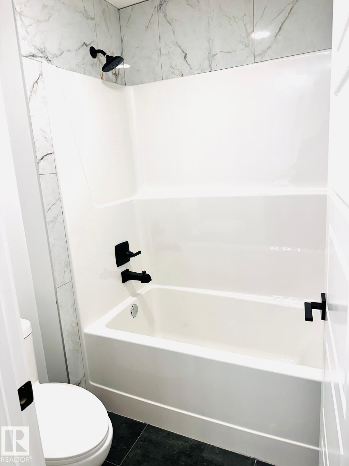 8912 Mayday Way, Edmonton, AB - Indoor Photo Showing Bathroom