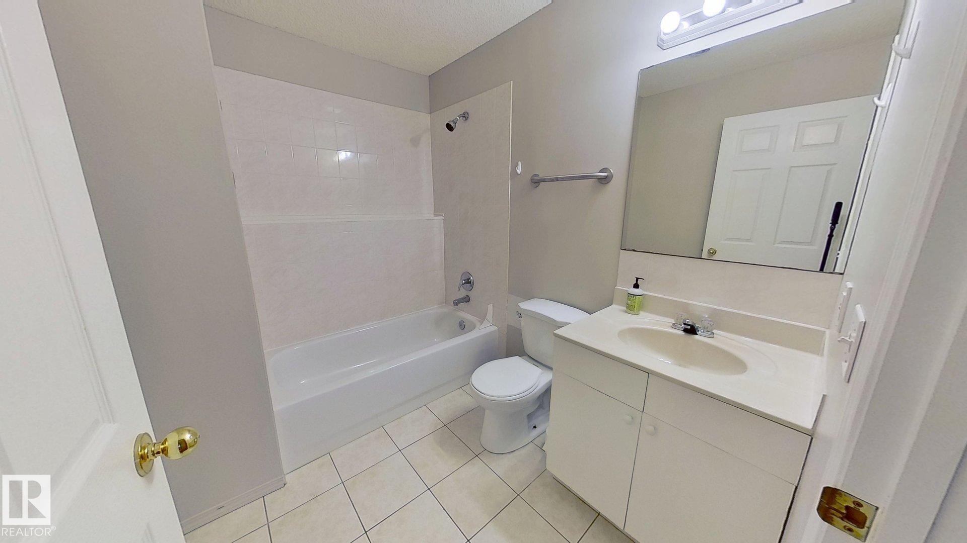 9331 103 Avenue, Edmonton, AB - Indoor Photo Showing Bathroom