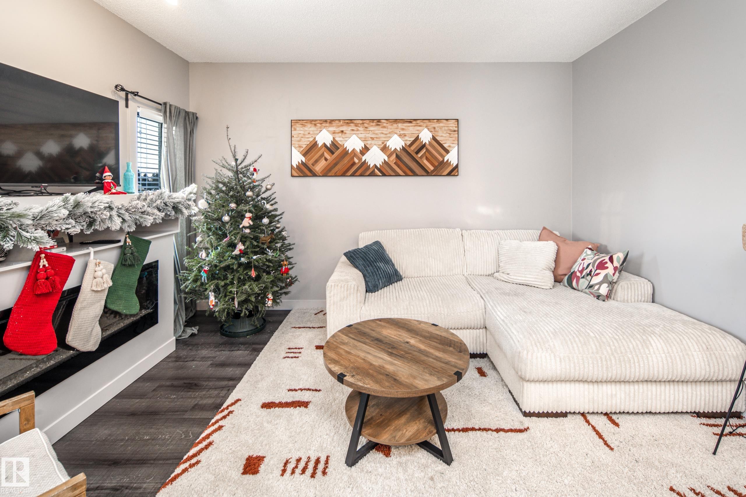7173 Cardinal Way Sw, Edmonton, AB - Indoor Photo Showing Living Room