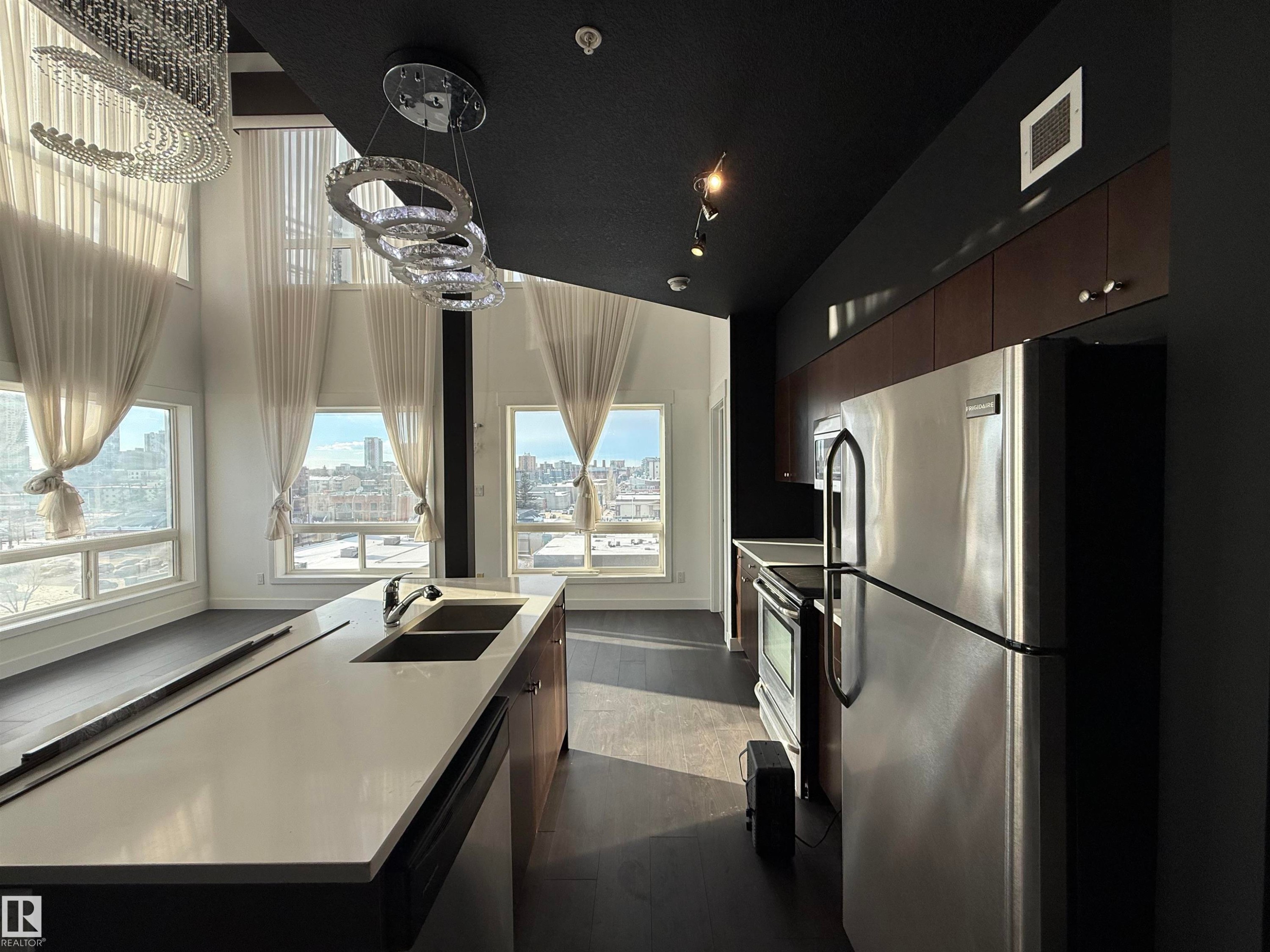 611 11425 105 Avenue, Edmonton, AB - Indoor Photo Showing Kitchen With Double Sink