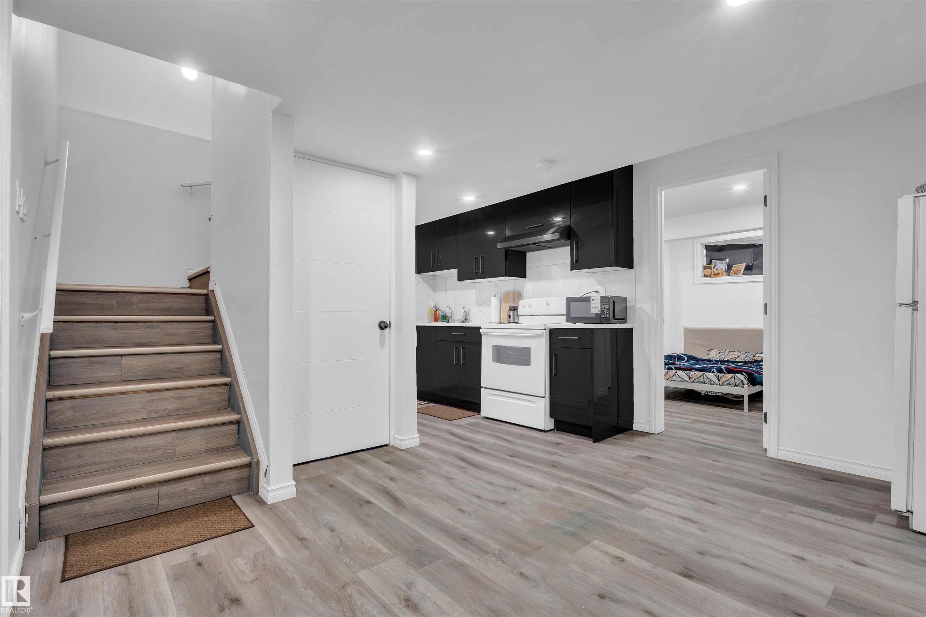 3131 14 Avenue, Edmonton, AB - Indoor Photo Showing Kitchen