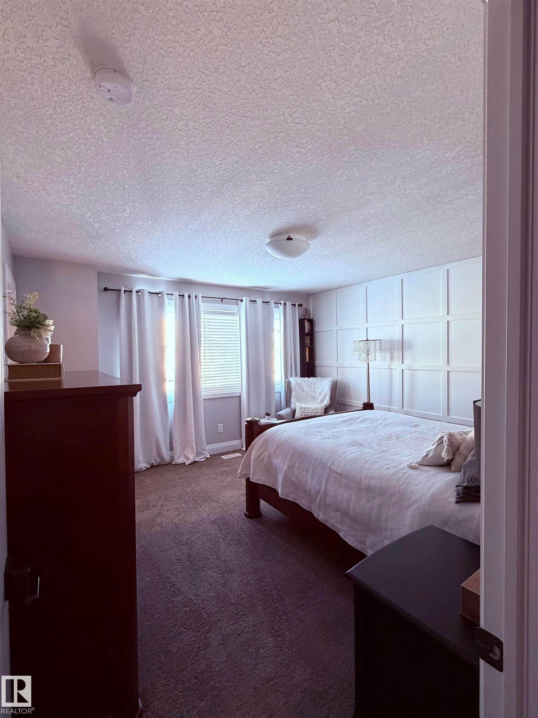 Carpeted bedroom featuring a textured ceiling - 25 Harrison Gate, Spruce Grove, AB - Indoor Photo Showing Bedroom