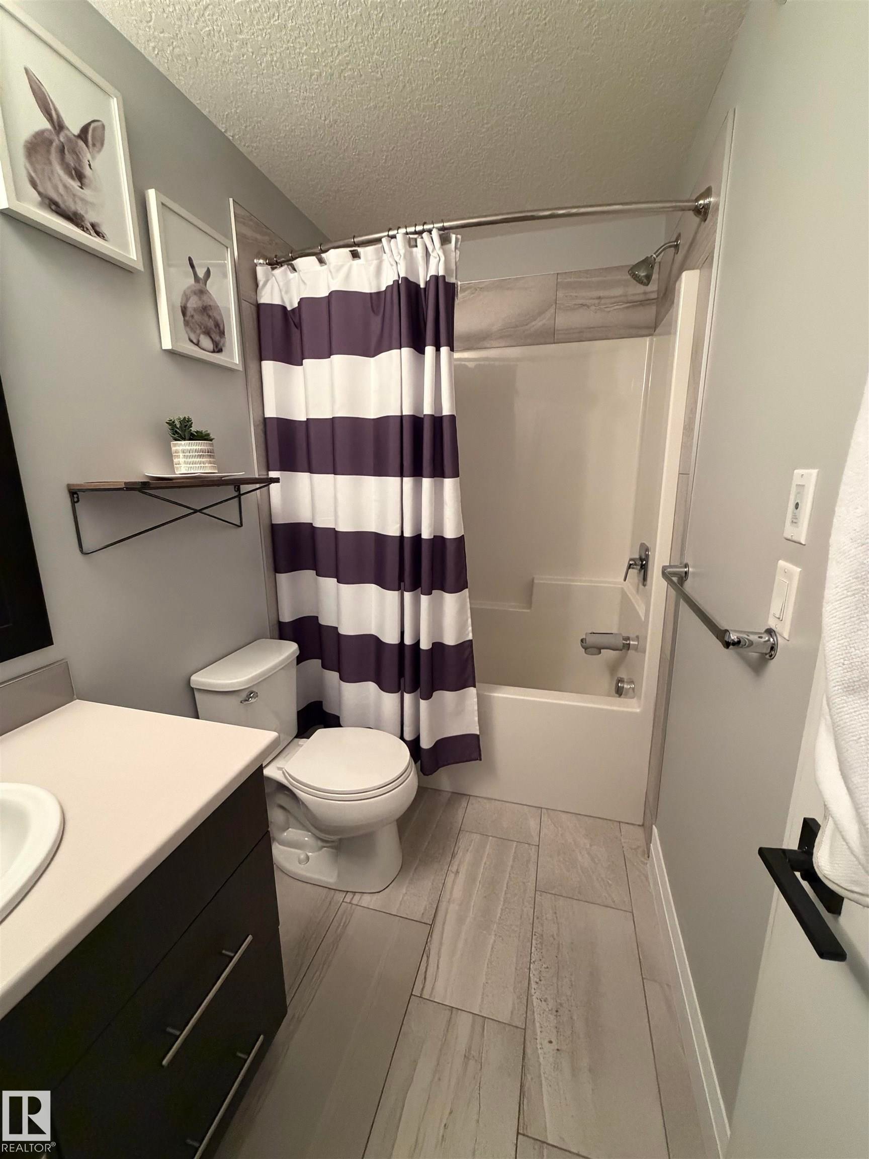 Full bathroom featuring shower / tub combo, vanity, and a textured ceiling - 25 Harrison Gate, Spruce Grove, AB - Indoor Photo Showing Bathroom
