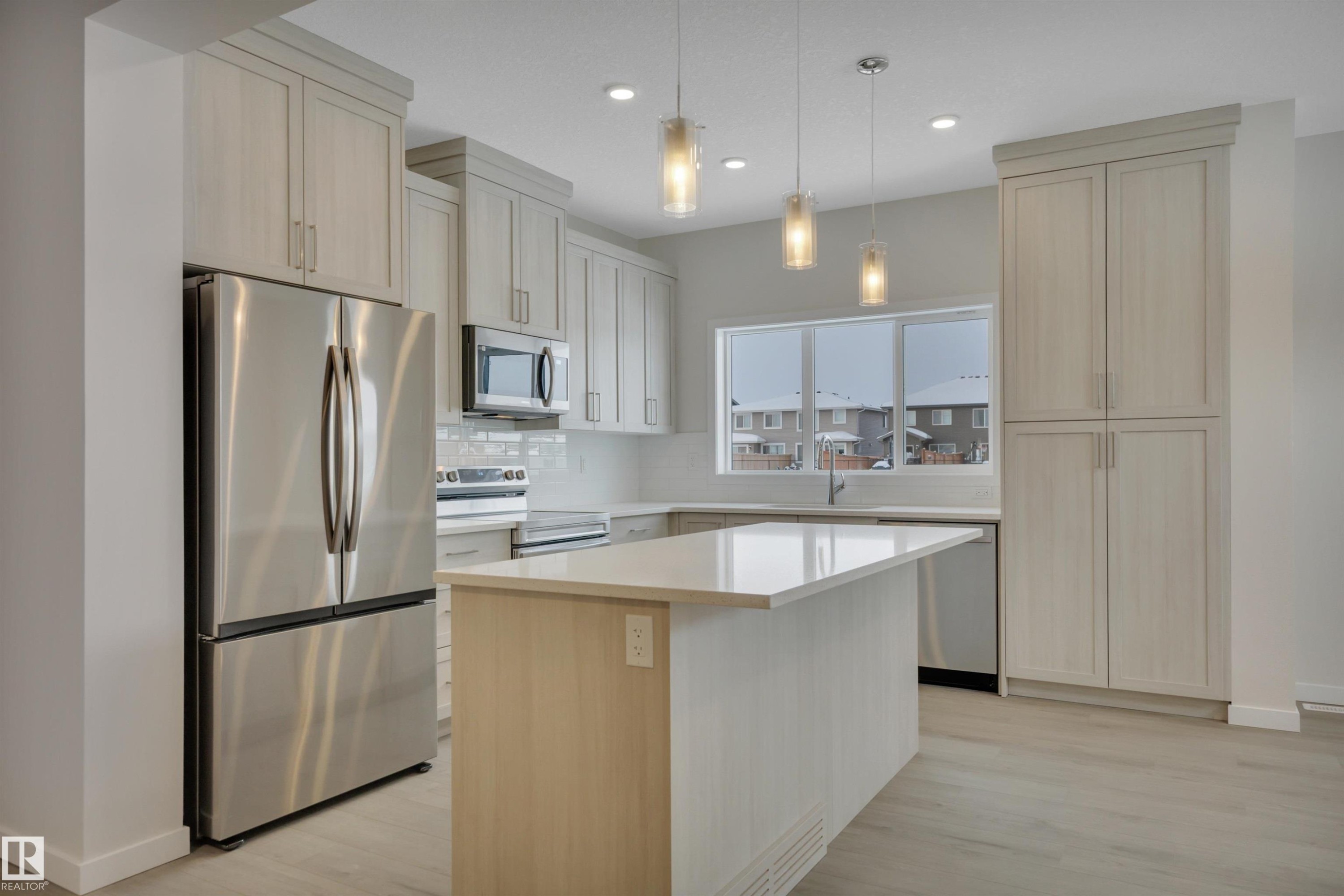 5742 Hawthorn Common, Edmonton, AB - Indoor Photo Showing Kitchen With Stainless Steel Kitchen With Upgraded Kitchen