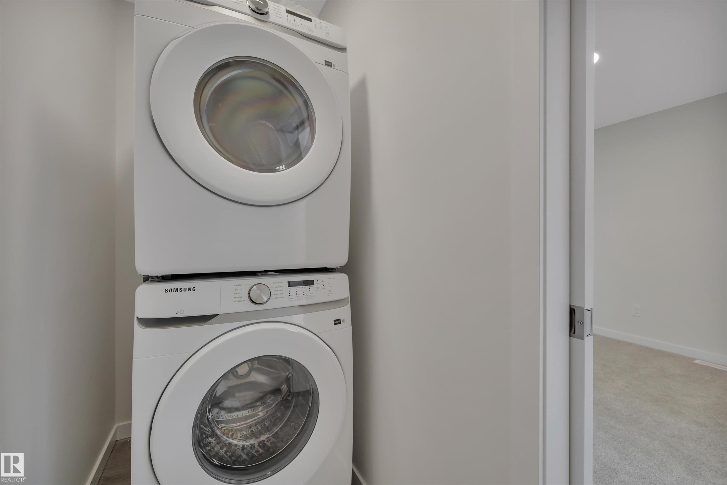 5742 Hawthorn Common, Edmonton, AB - Indoor Photo Showing Laundry Room
