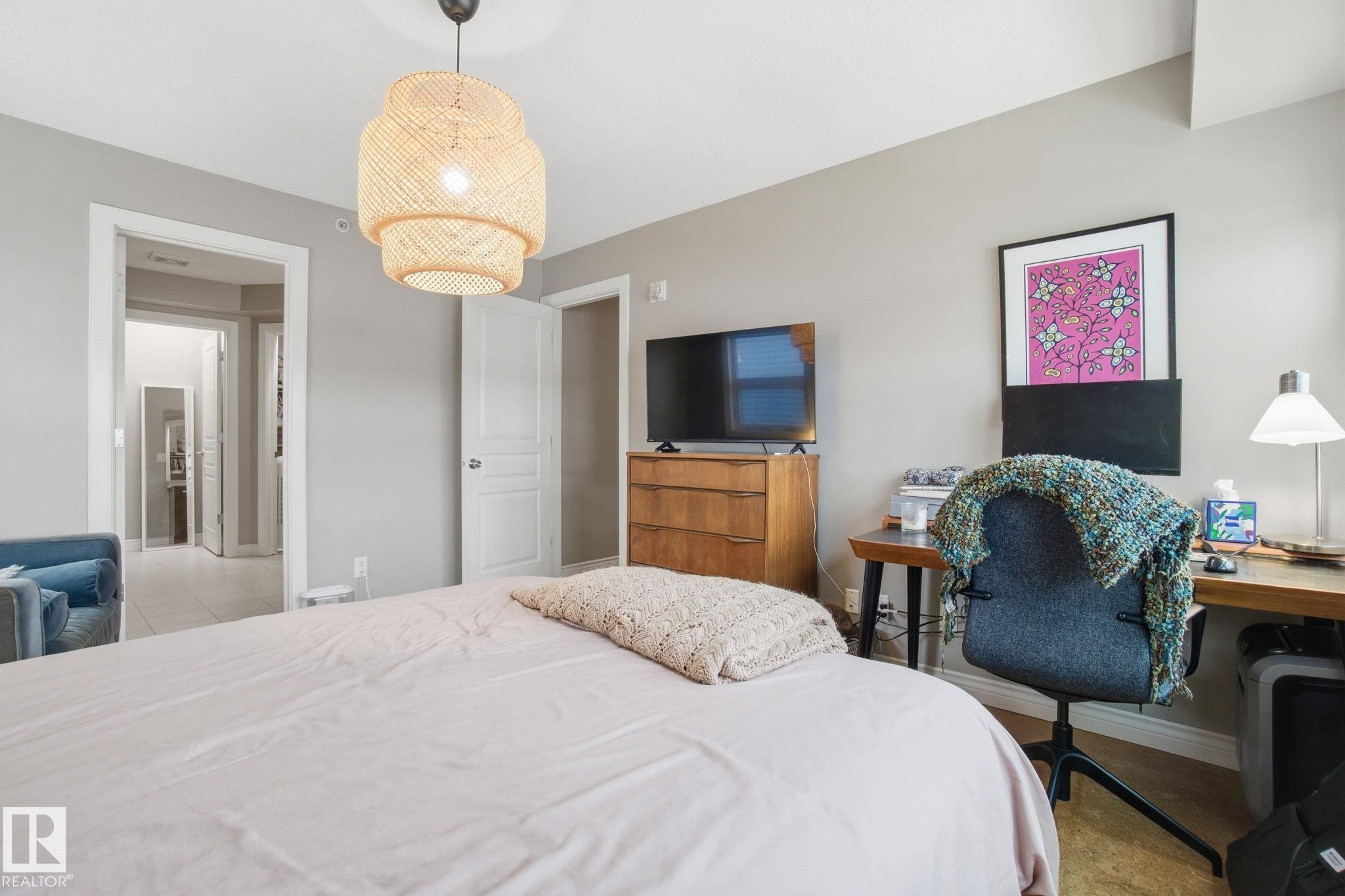 Bedroom featuring baseboards and a desk - 301 9603 98 Avenue, Edmonton, AB - Indoor Photo Showing Bedroom