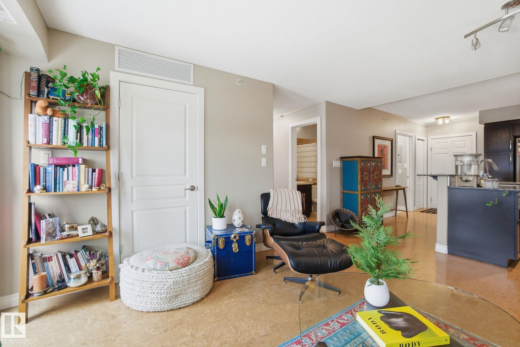 Living room with baseboards - 301 9603 98 Avenue, Edmonton, AB - Indoor