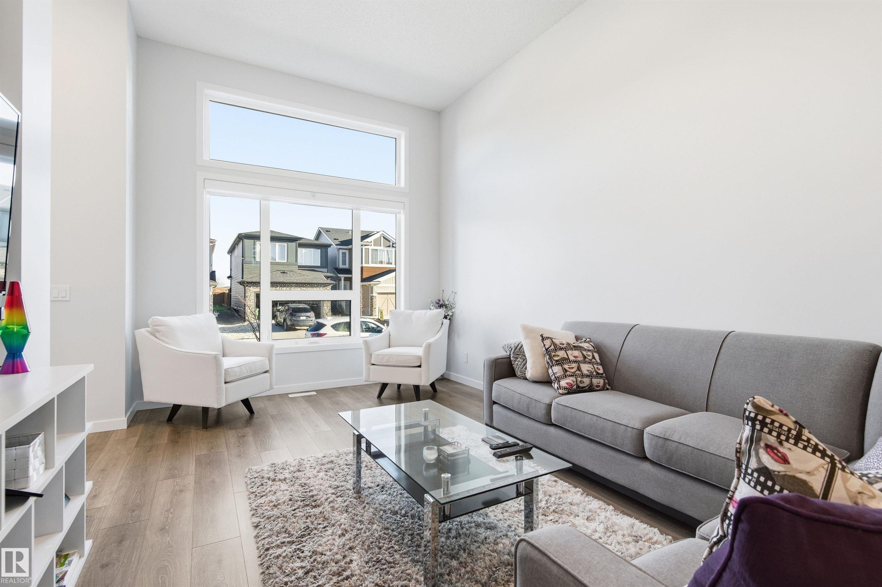 656 35 Street, Edmonton, AB - Indoor Photo Showing Living Room