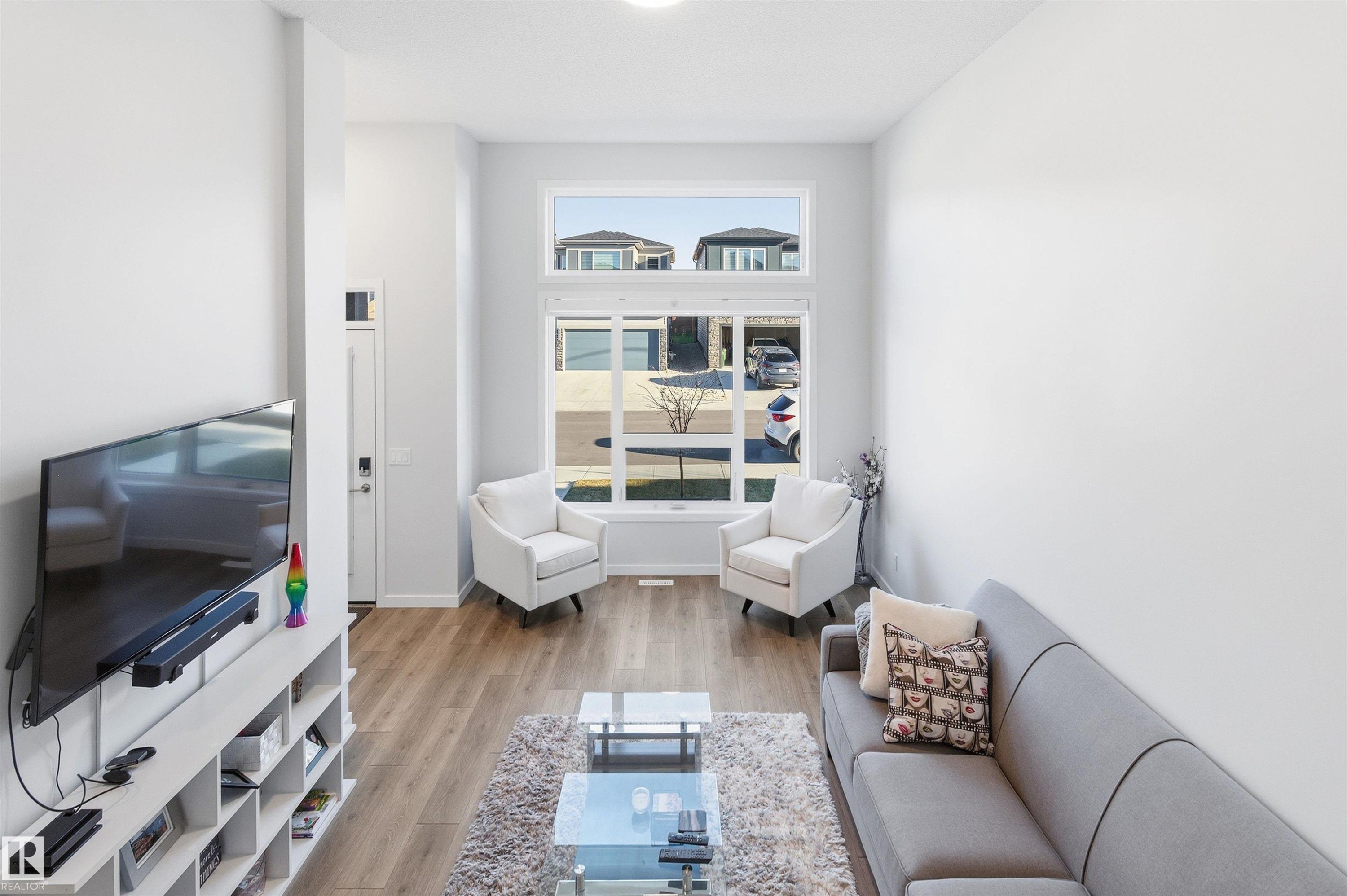 656 35 Street, Edmonton, AB - Indoor Photo Showing Living Room