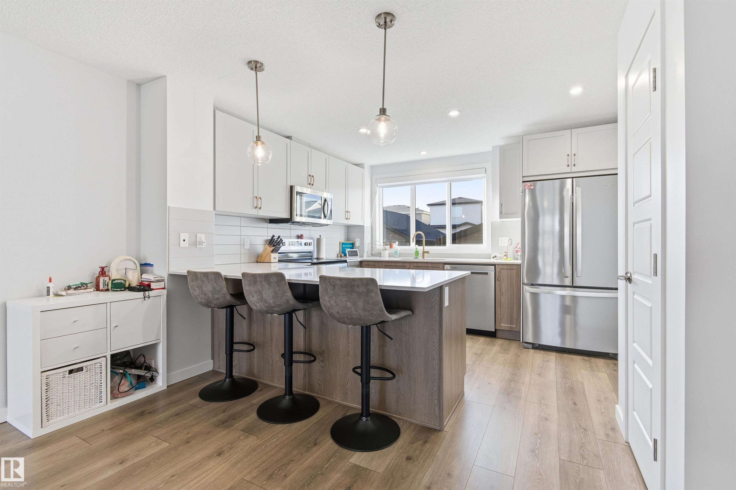 656 35 Street, Edmonton, AB - Indoor Photo Showing Kitchen With Upgraded Kitchen