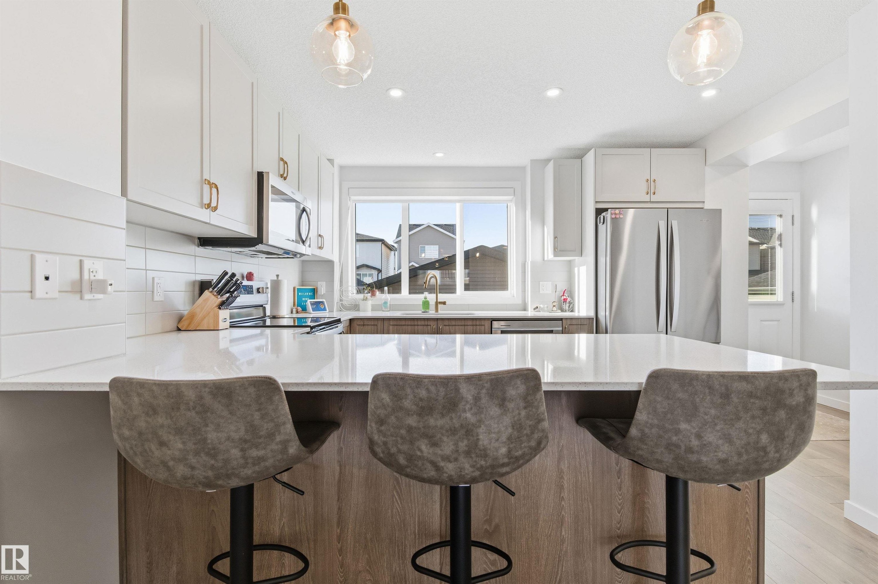 656 35 Street, Edmonton, AB - Indoor Photo Showing Kitchen With Upgraded Kitchen