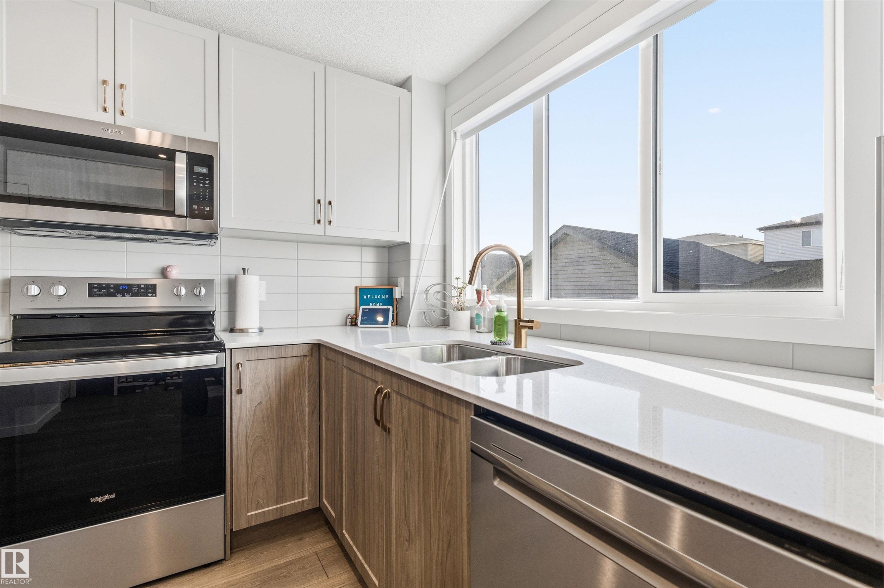656 35 Street, Edmonton, AB - Indoor Photo Showing Kitchen With Double Sink With Upgraded Kitchen