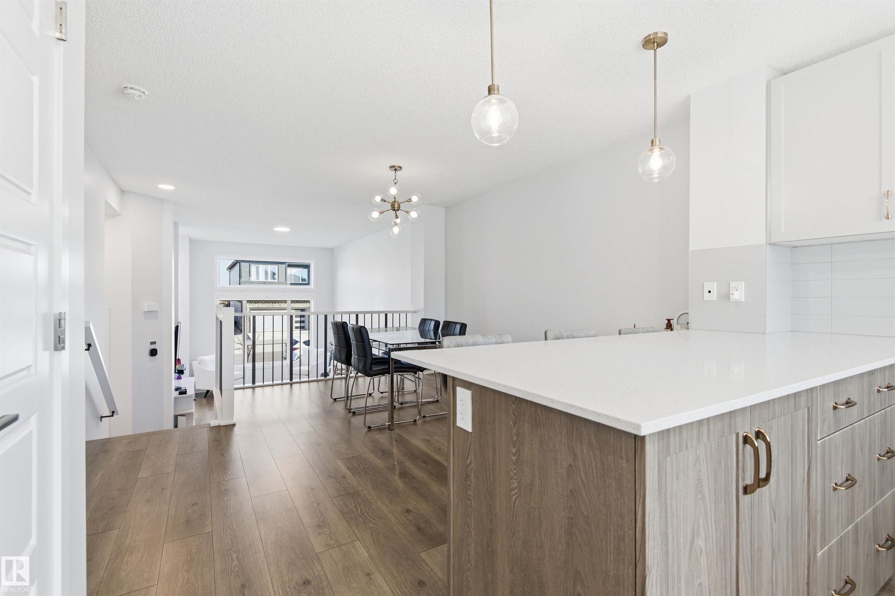 656 35 Street, Edmonton, AB - Indoor Photo Showing Kitchen