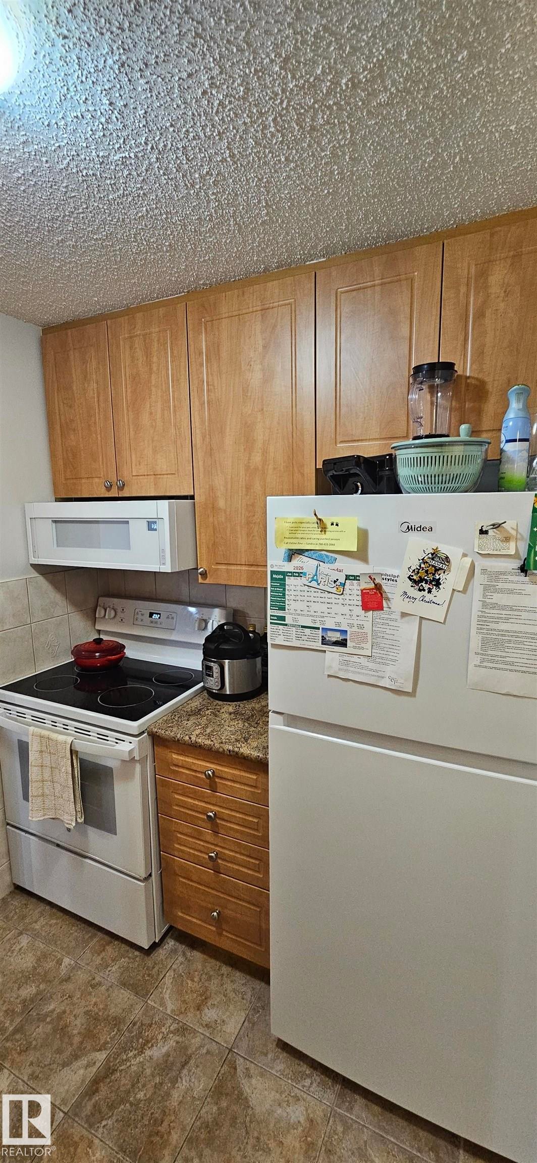 906 11307 99 Avenue, Edmonton, AB - Indoor Photo Showing Kitchen