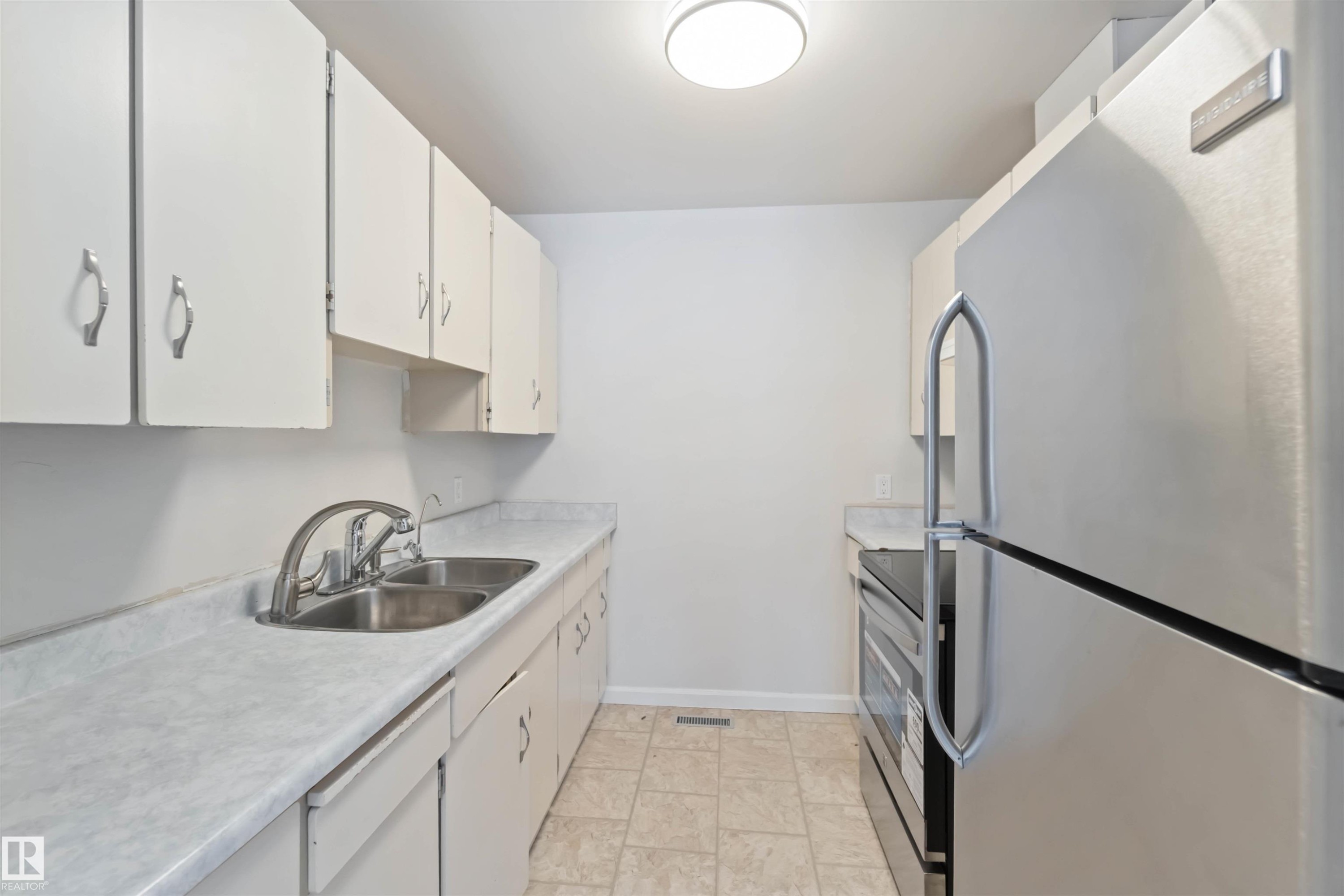 7026 Mill Woods Road S, Edmonton, AB - Indoor Photo Showing Kitchen With Double Sink