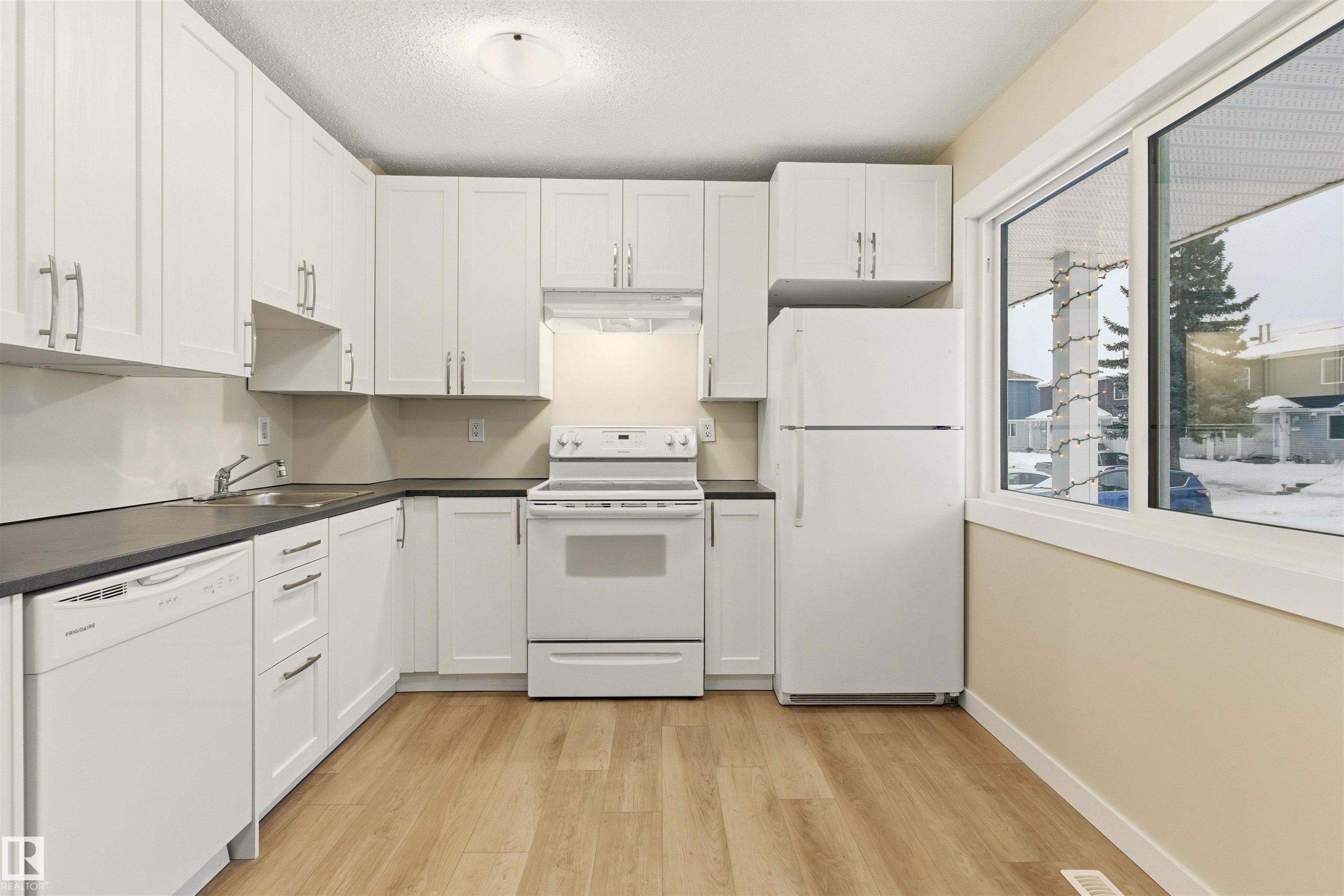 12 1411 Mill Woods Road E, Edmonton, AB - Indoor Photo Showing Kitchen