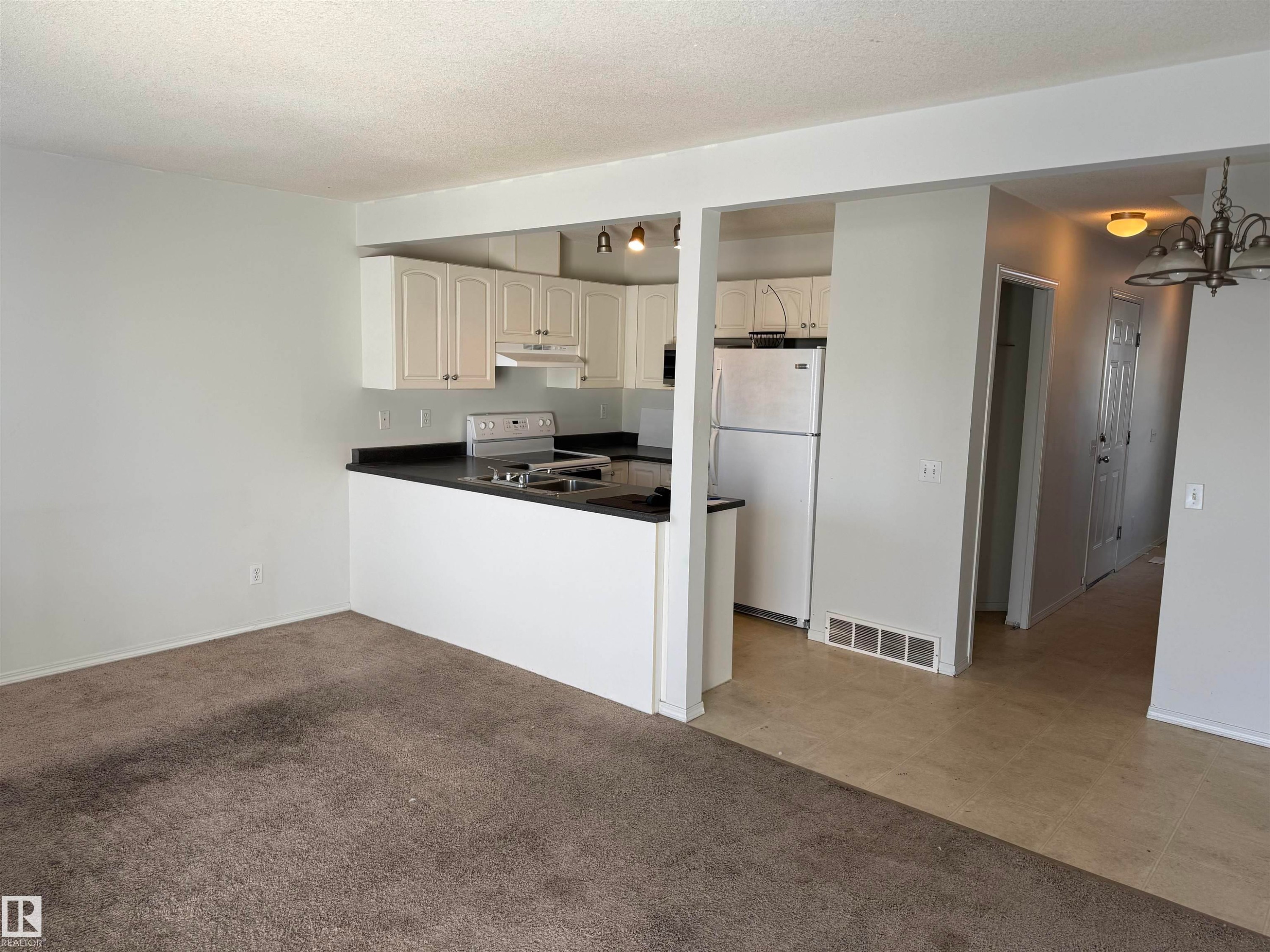 51 16823 84 Street, Edmonton, AB - Indoor Photo Showing Kitchen