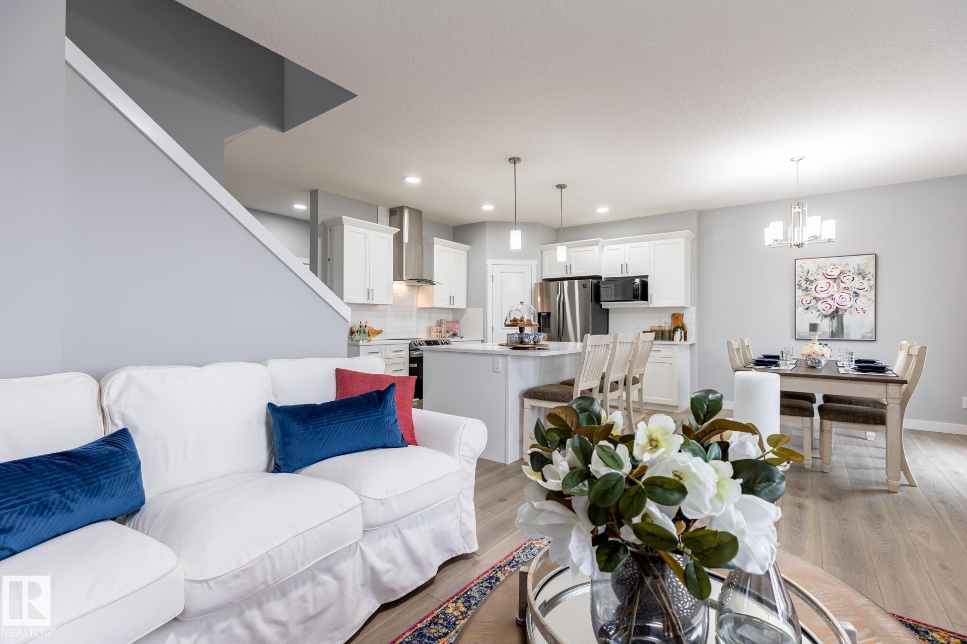 19424 26 Avenue, Edmonton, AB - Indoor Photo Showing Living Room