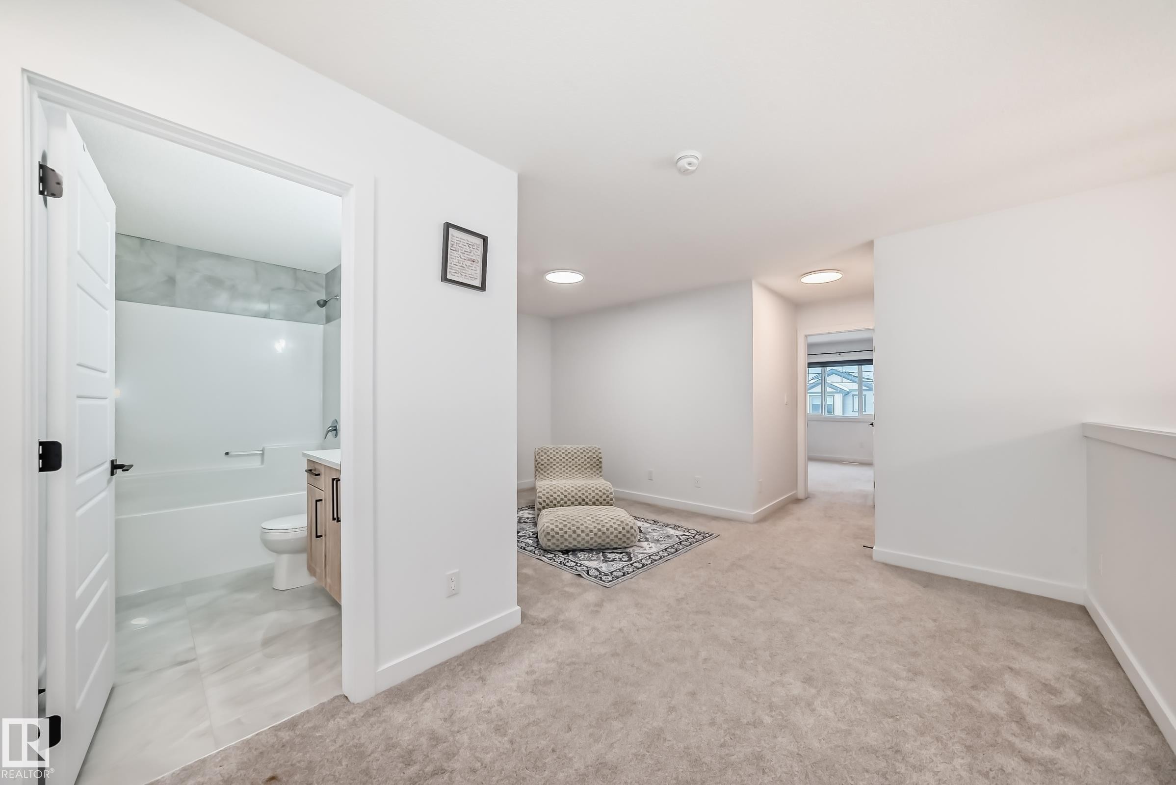 Sitting room featuring light carpet and baseboards - 563 Kleins Cr, Leduc, AB - Indoor