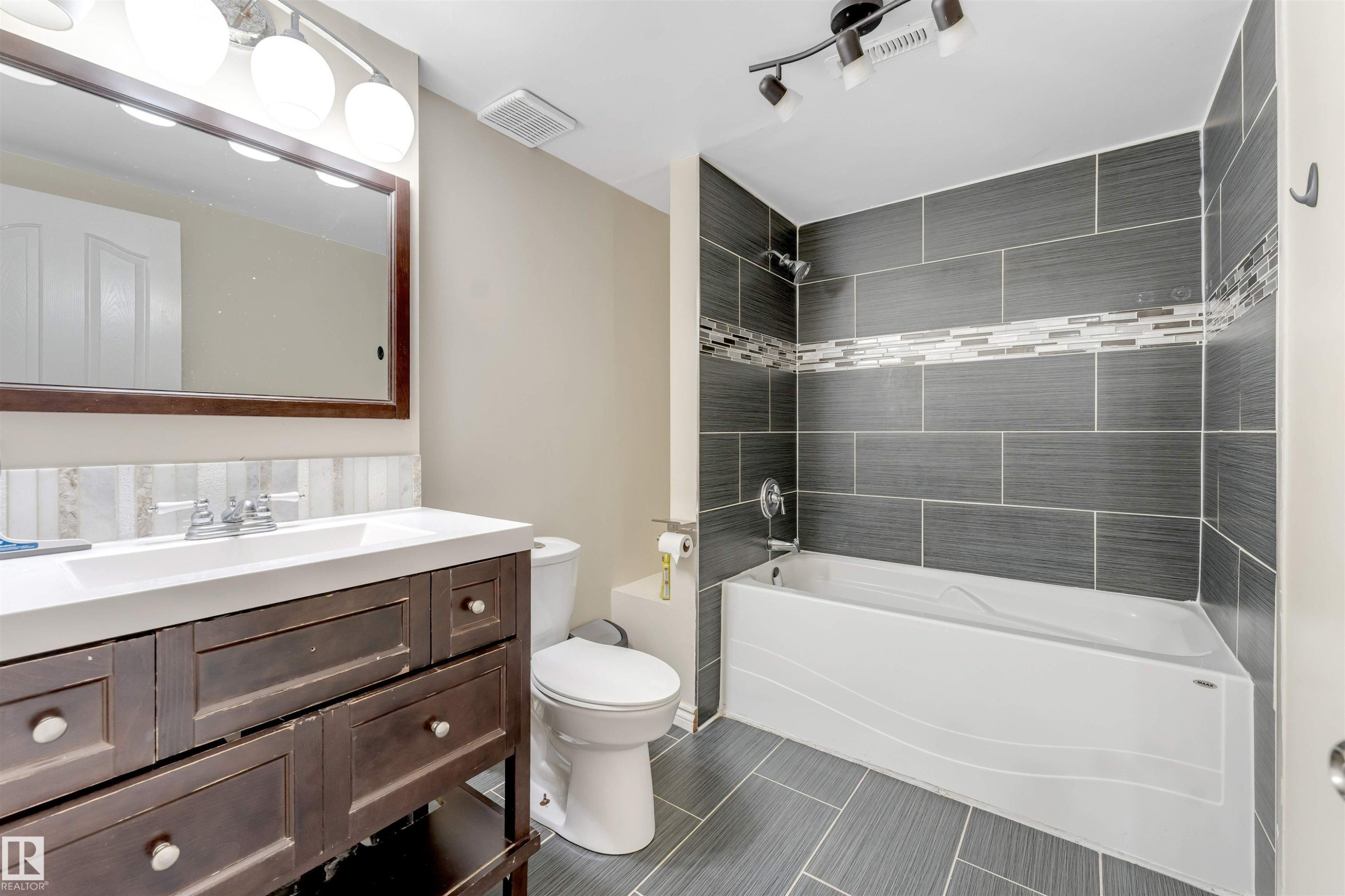 Full bath with vanity and shower / washtub combination - 18404 97A Avenue, Edmonton, AB - Indoor Photo Showing Bathroom