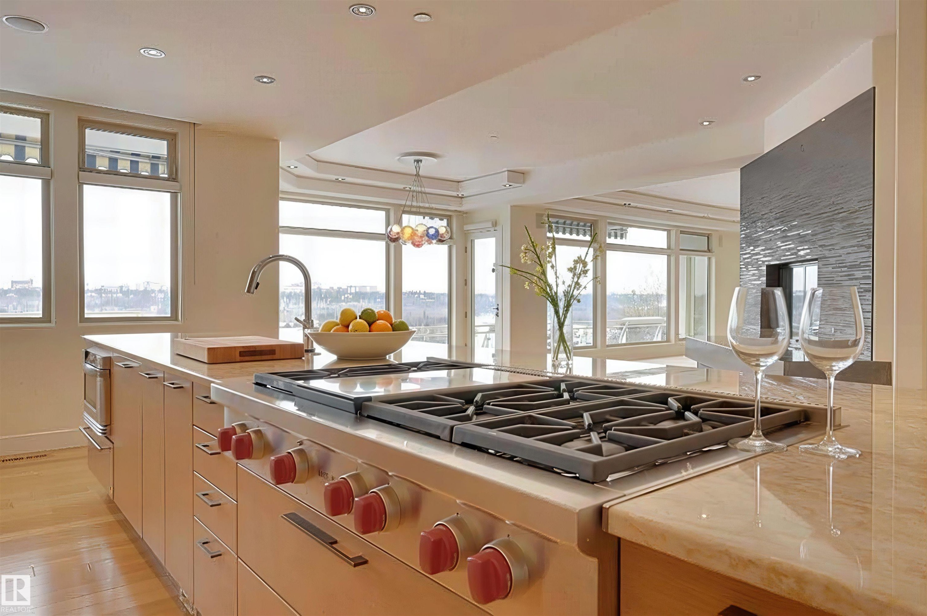 28 Riverside Crescent, Edmonton, AB - Indoor Photo Showing Kitchen With Upgraded Kitchen