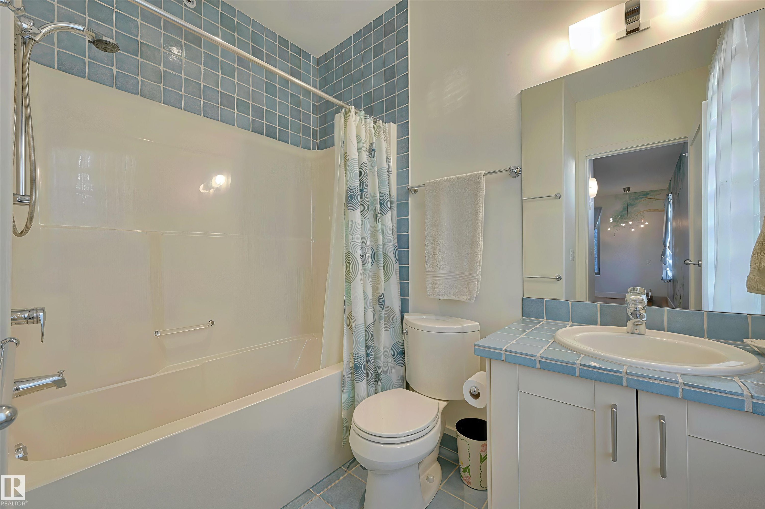 28 Riverside Crescent, Edmonton, AB - Indoor Photo Showing Bathroom