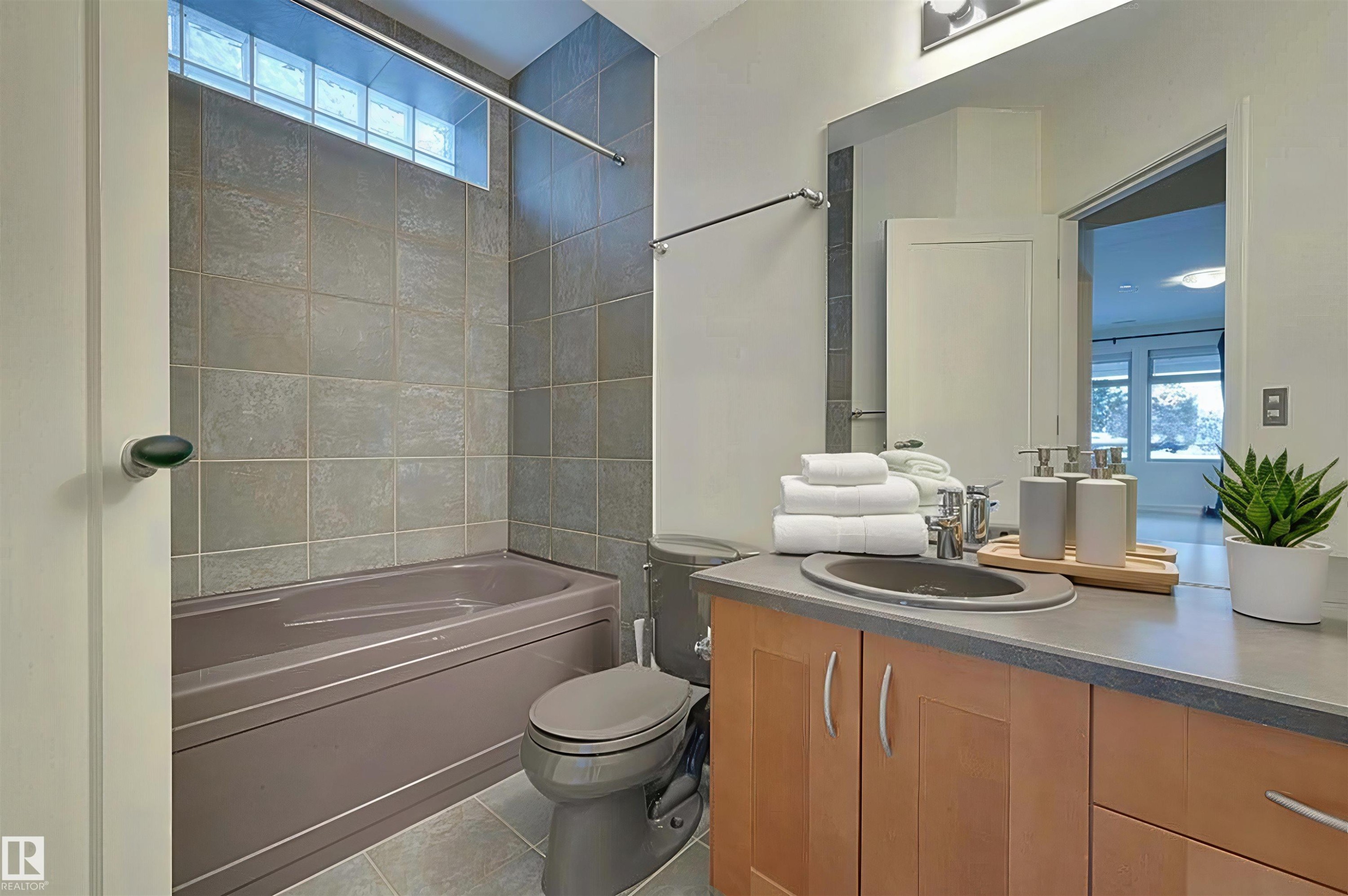 28 Riverside Crescent, Edmonton, AB - Indoor Photo Showing Bathroom