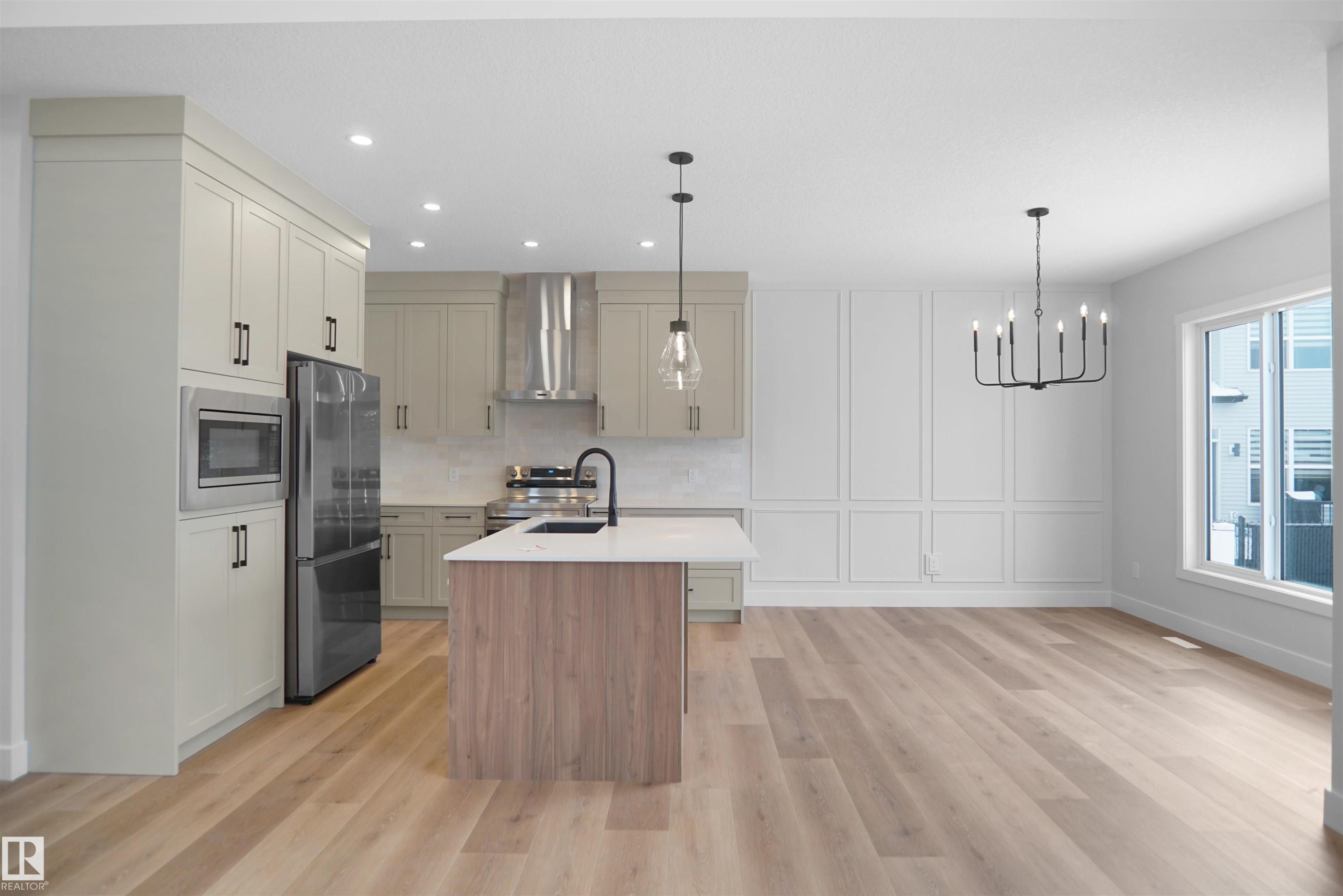 2823 152 Avenue, Edmonton, AB - Indoor Photo Showing Kitchen With Upgraded Kitchen