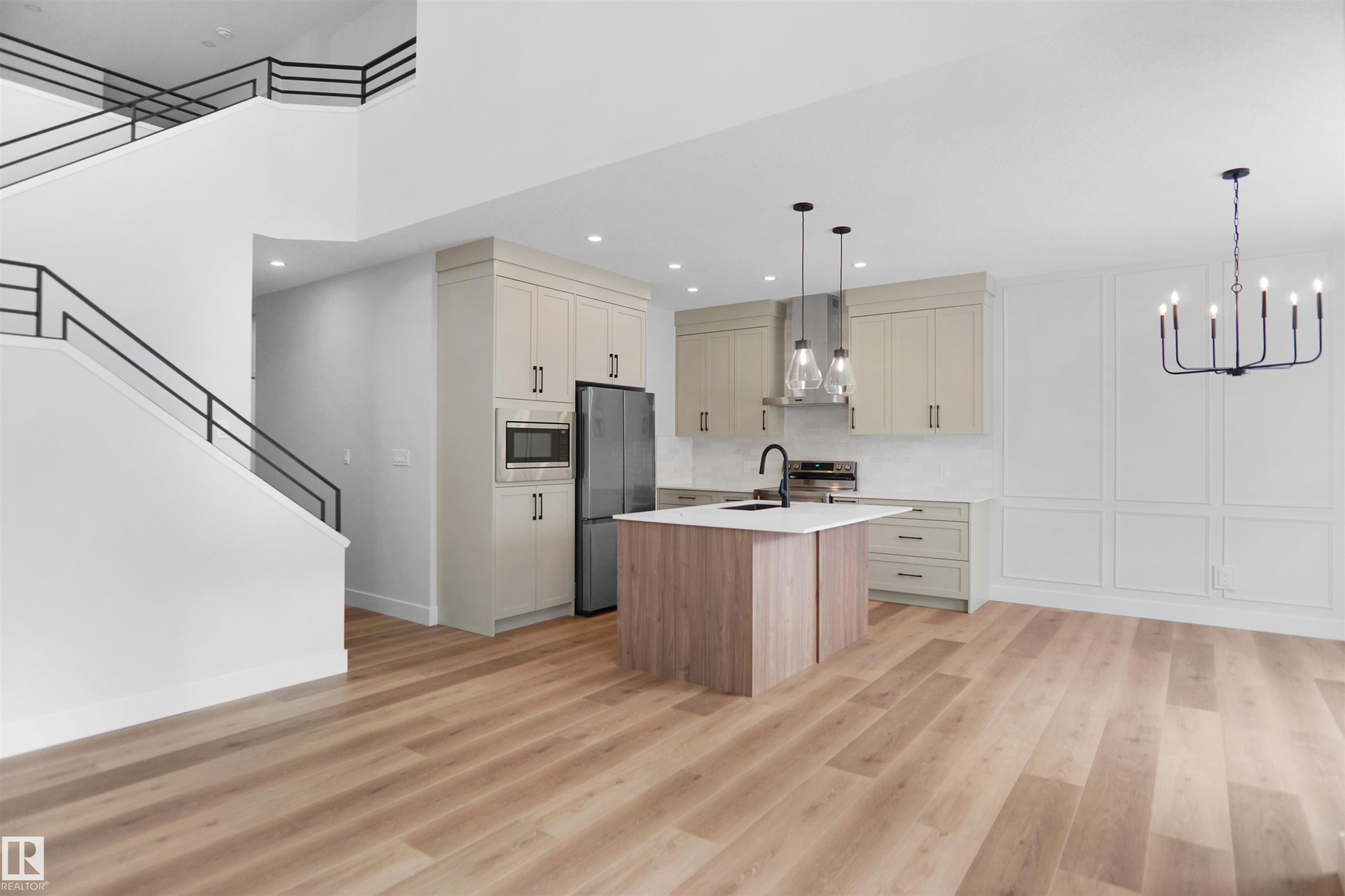 2823 152 Avenue, Edmonton, AB - Indoor Photo Showing Kitchen With Double Sink With Upgraded Kitchen