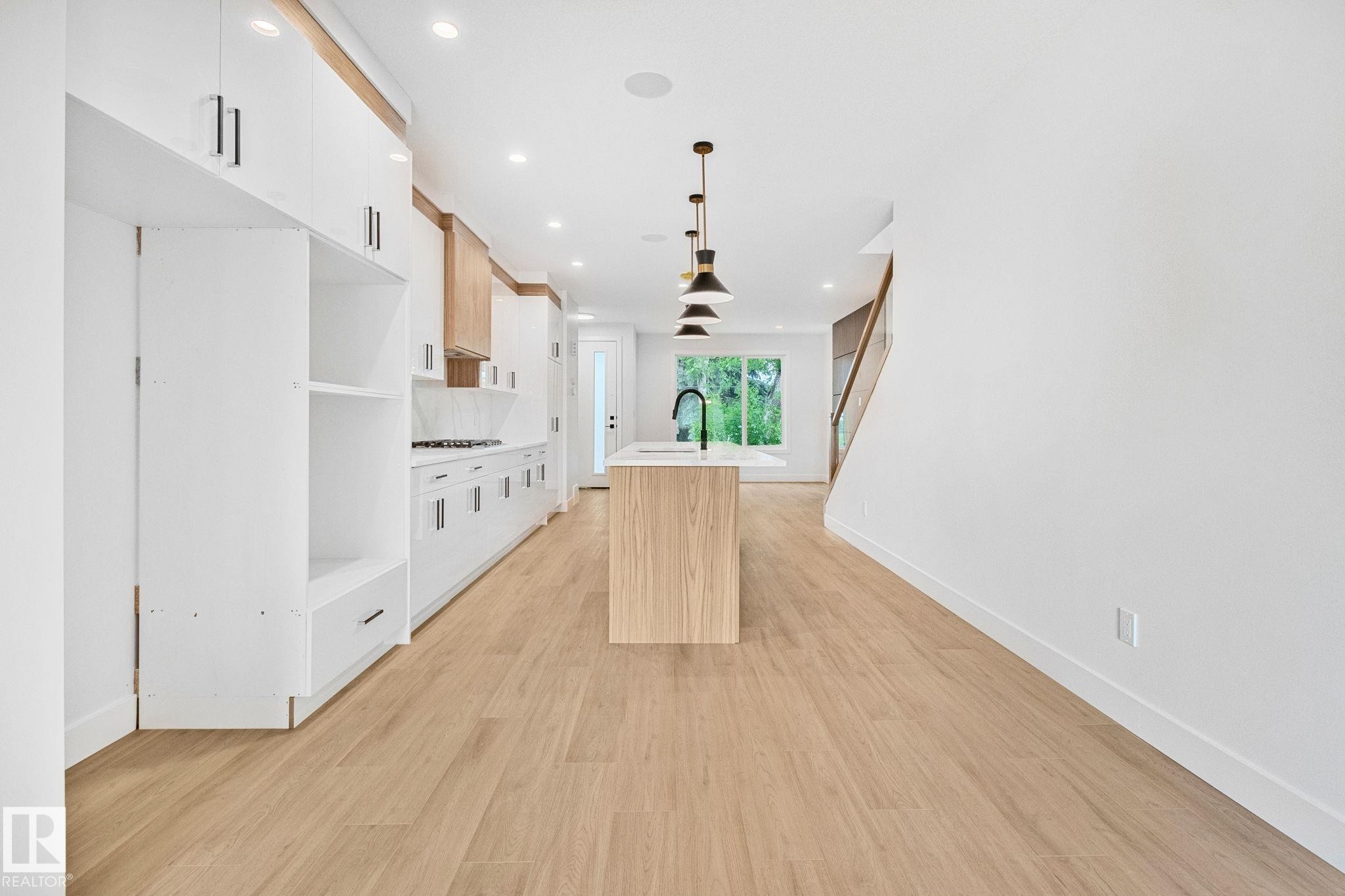 Edmonton, AB - Indoor Photo Showing Other Room