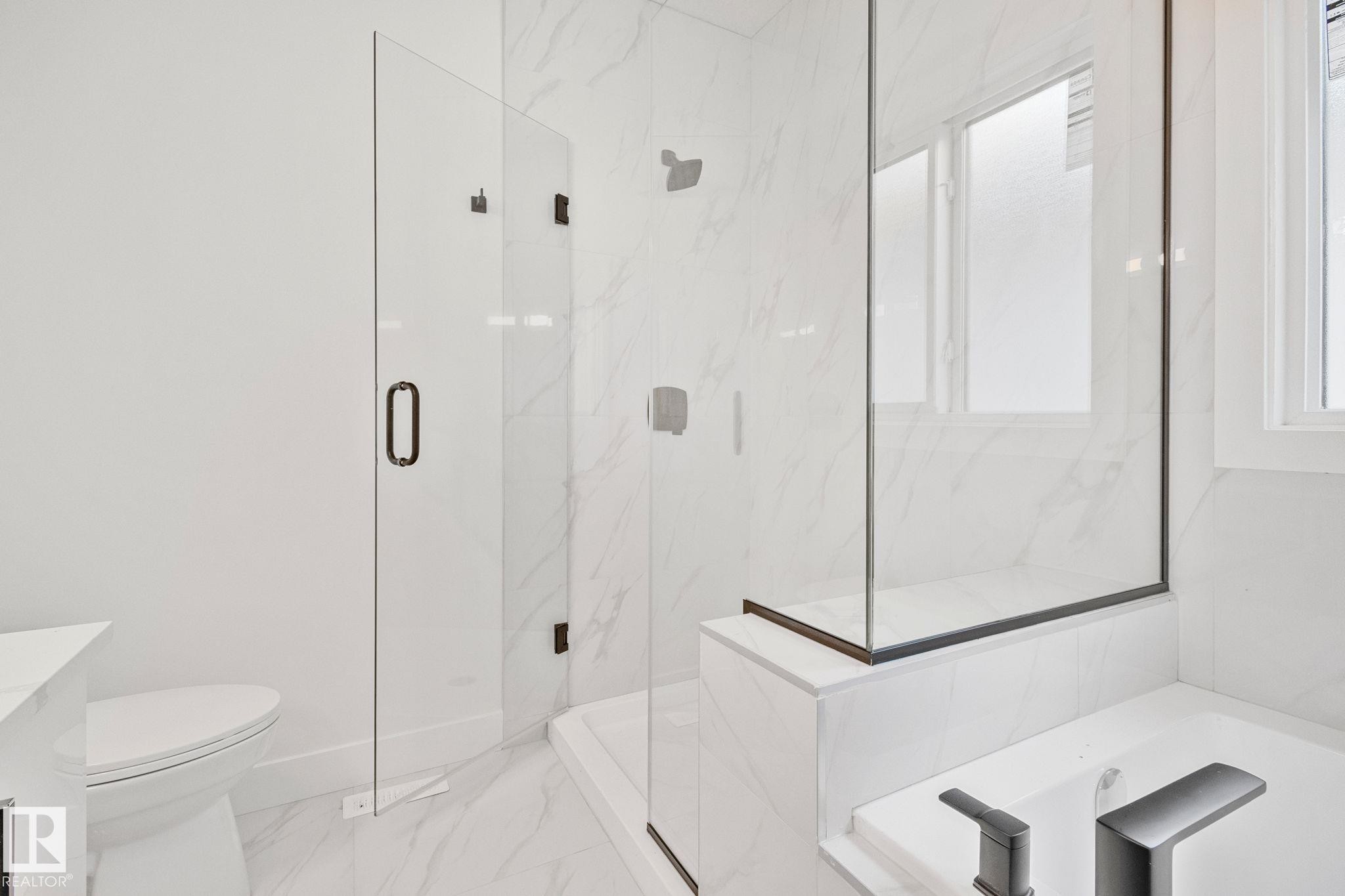 Edmonton, AB - Indoor Photo Showing Bathroom