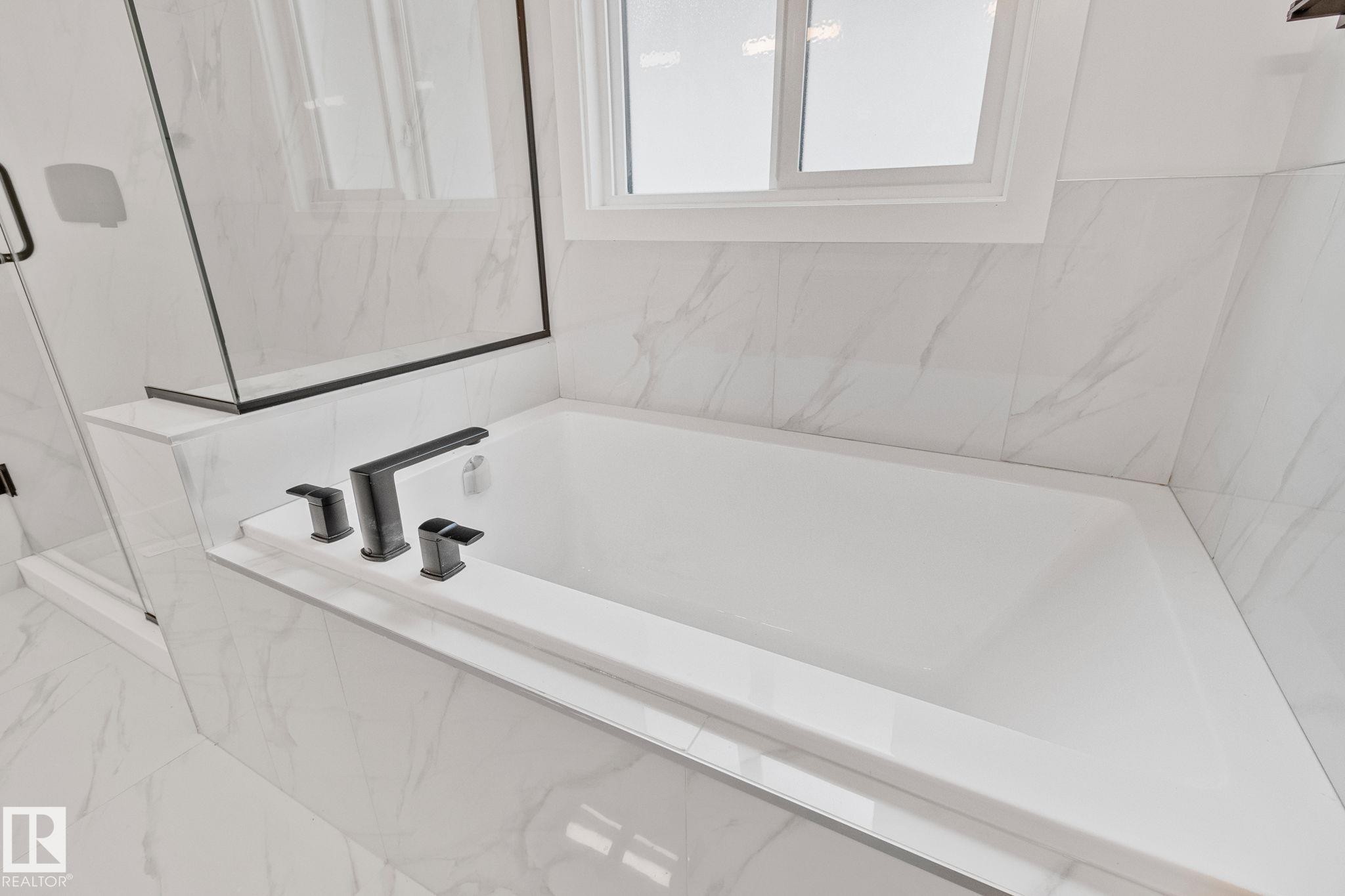 Edmonton, AB - Indoor Photo Showing Bathroom