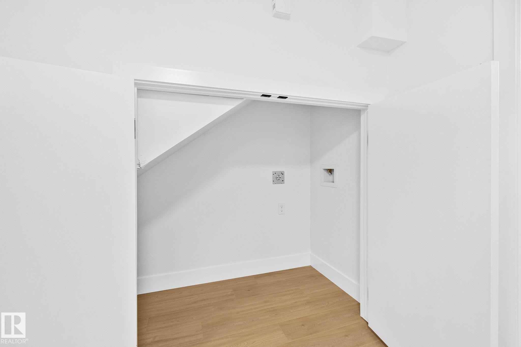 Edmonton, AB - Indoor Photo Showing Other Room