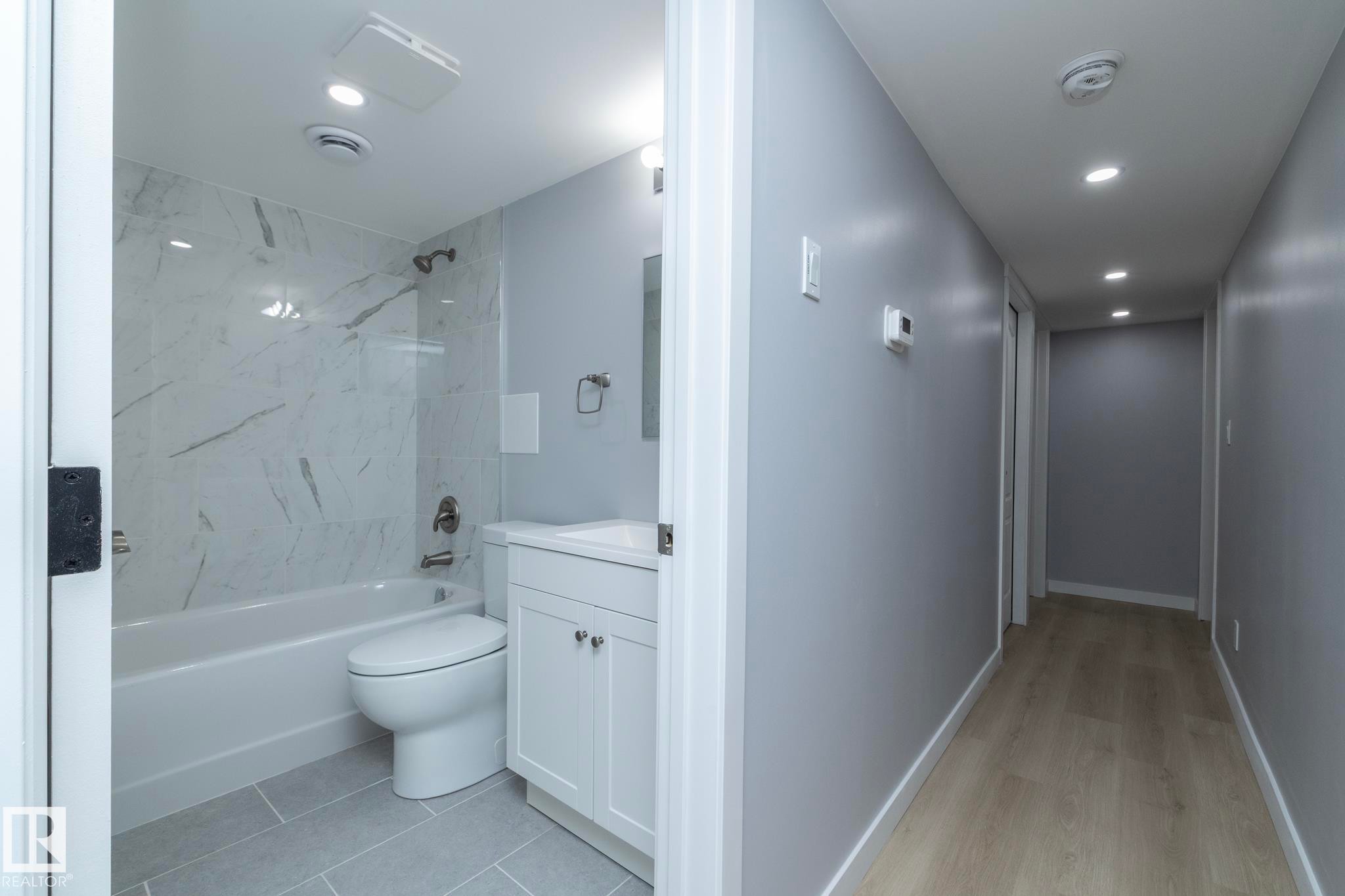 8008 159 Street, Edmonton, AB - Indoor Photo Showing Bathroom