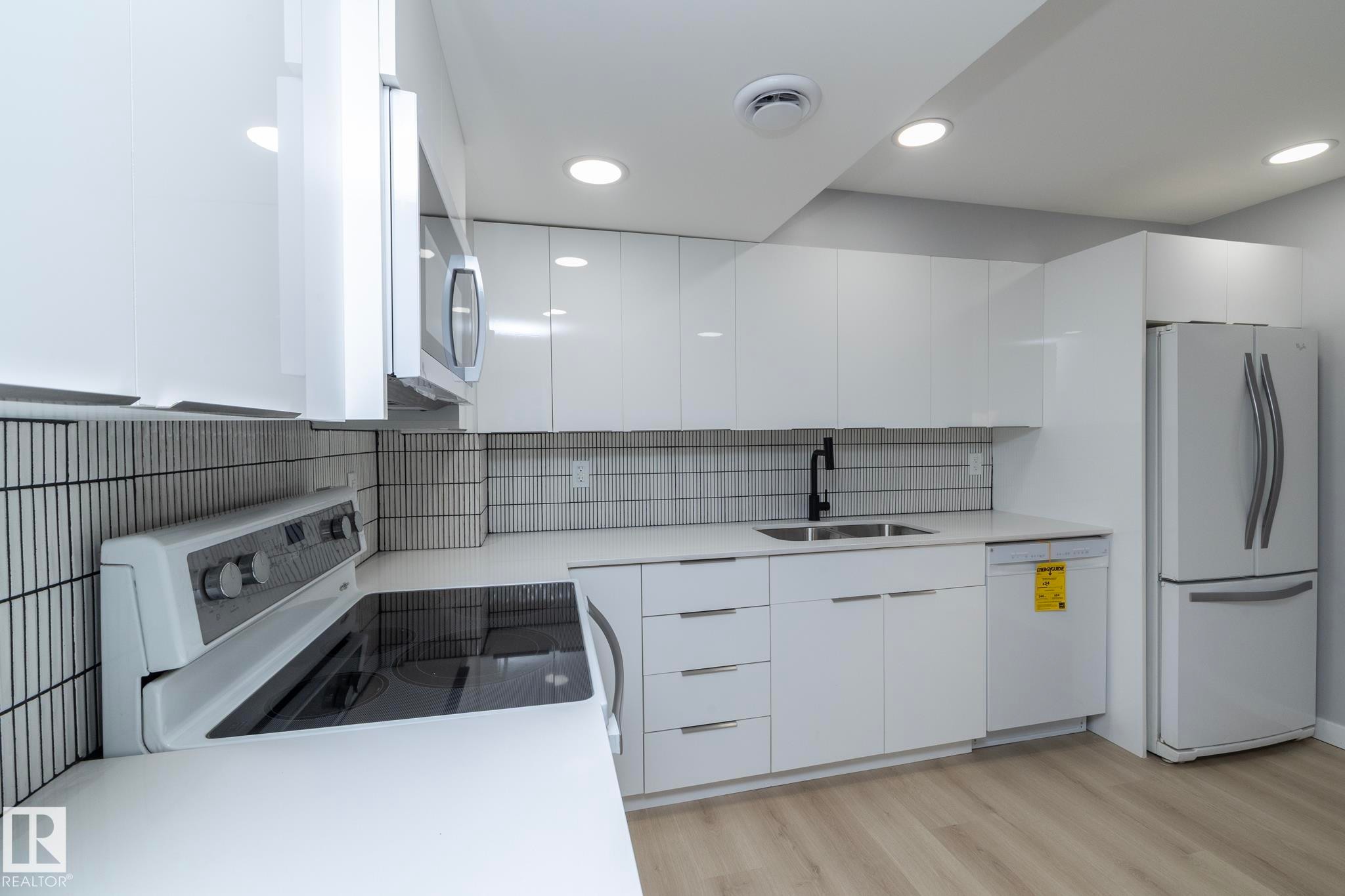 8008 159 Street, Edmonton, AB - Indoor