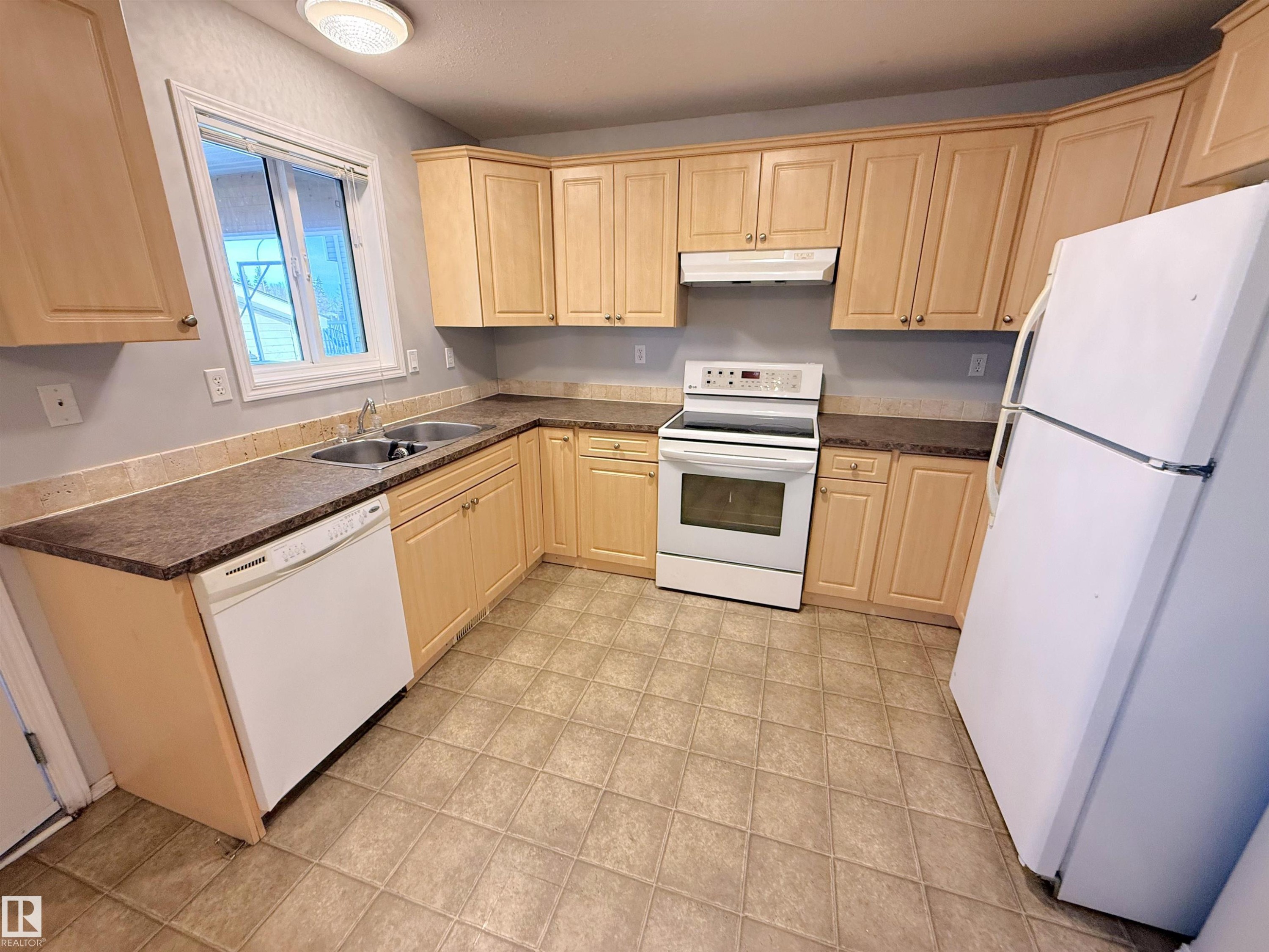 5002 52 Avenue, Calmar, AB - Indoor Photo Showing Kitchen With Double Sink