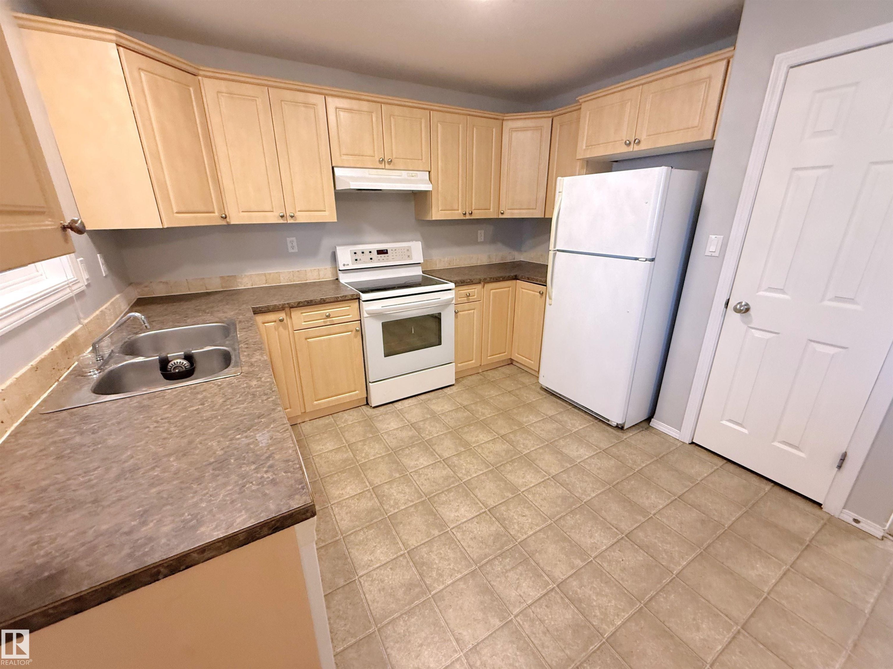 5002 52 Avenue, Calmar, AB - Indoor Photo Showing Kitchen With Double Sink
