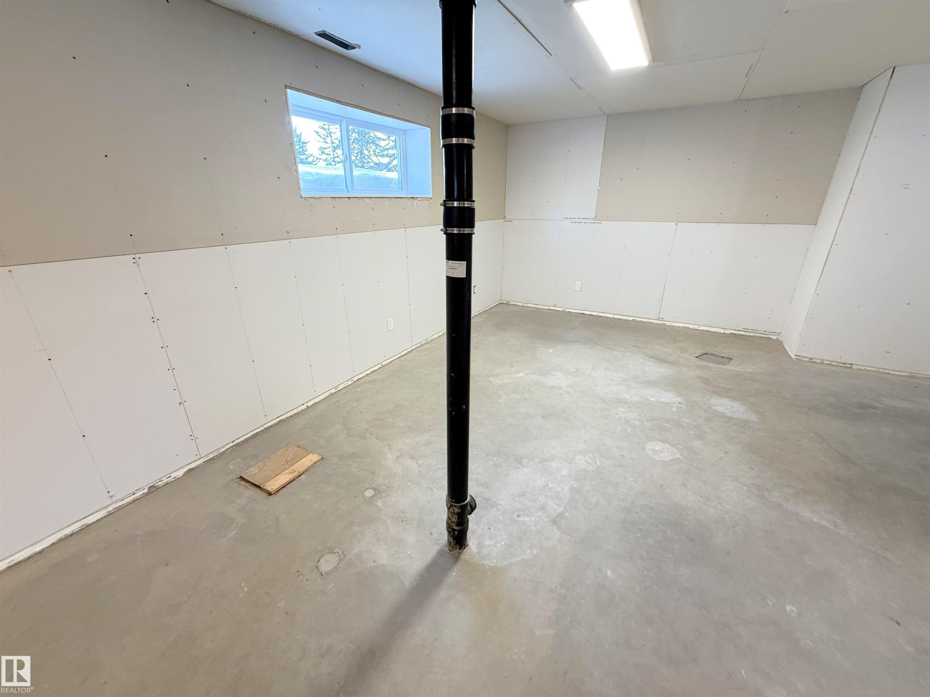 5002 52 Avenue, Calmar, AB - Indoor