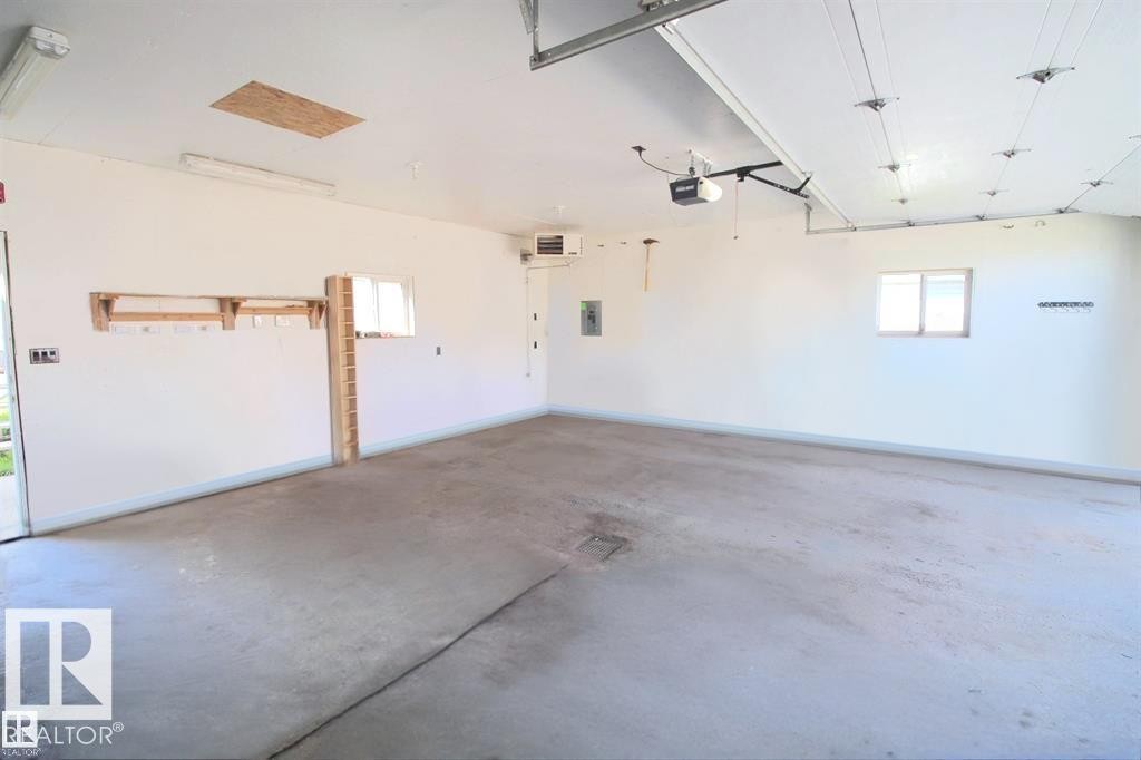 5002 52 Avenue, Calmar, AB - Indoor Photo Showing Garage