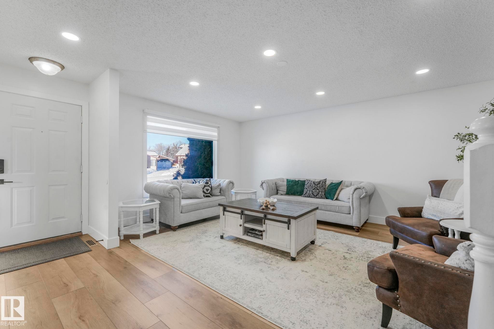 272 Warwick Road, Edmonton, AB - Indoor Photo Showing Living Room