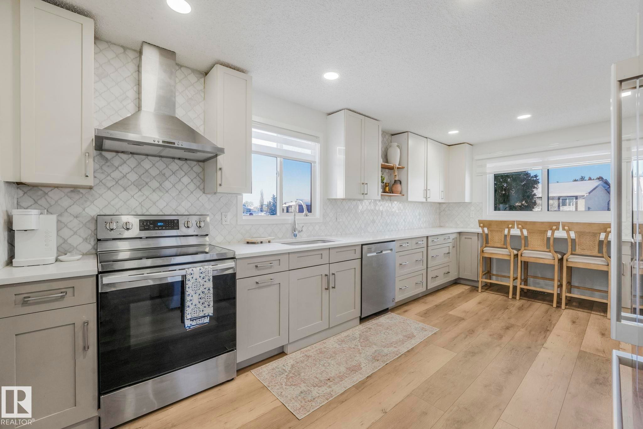 272 Warwick Road, Edmonton, AB - Indoor Photo Showing Kitchen With Upgraded Kitchen