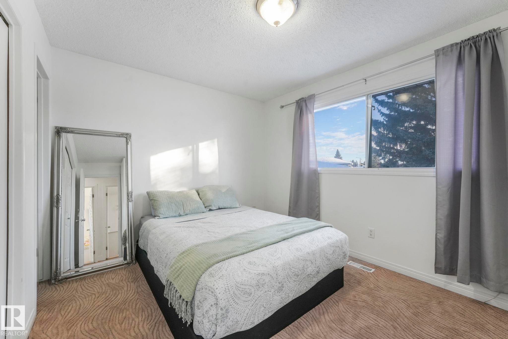 272 Warwick Road, Edmonton, AB - Indoor Photo Showing Bedroom