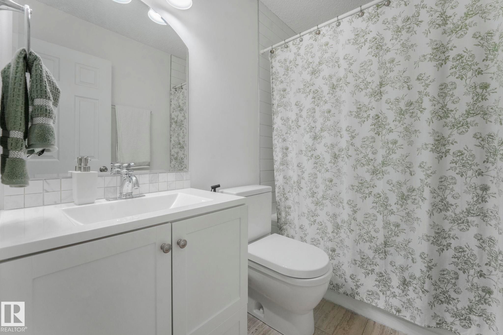 272 Warwick Road, Edmonton, AB - Indoor Photo Showing Bathroom
