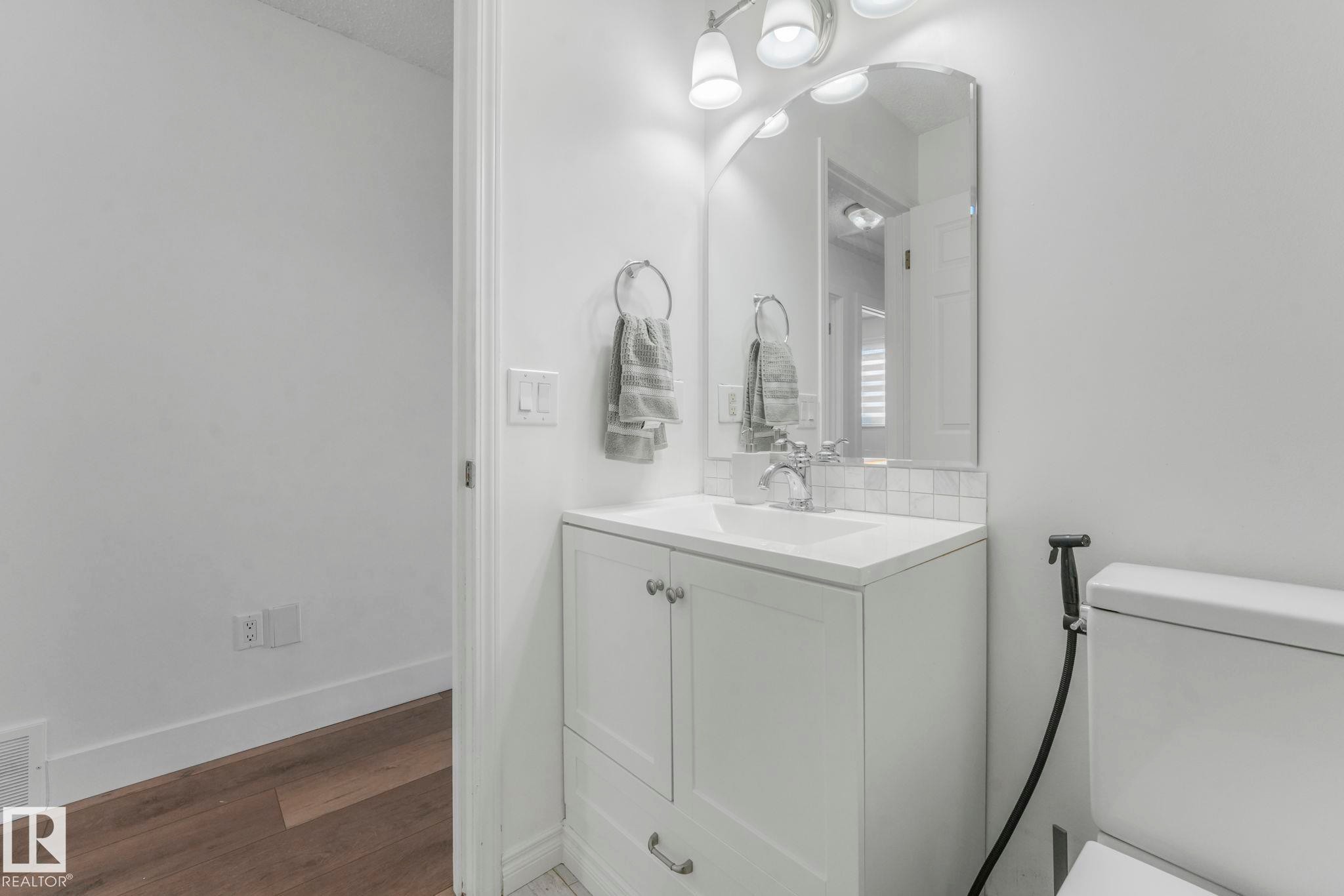 272 Warwick Road, Edmonton, AB - Indoor Photo Showing Bathroom