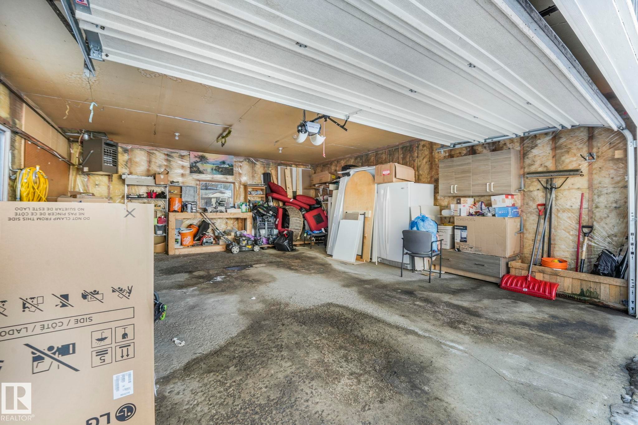 272 Warwick Road, Edmonton, AB - Indoor Photo Showing Garage
