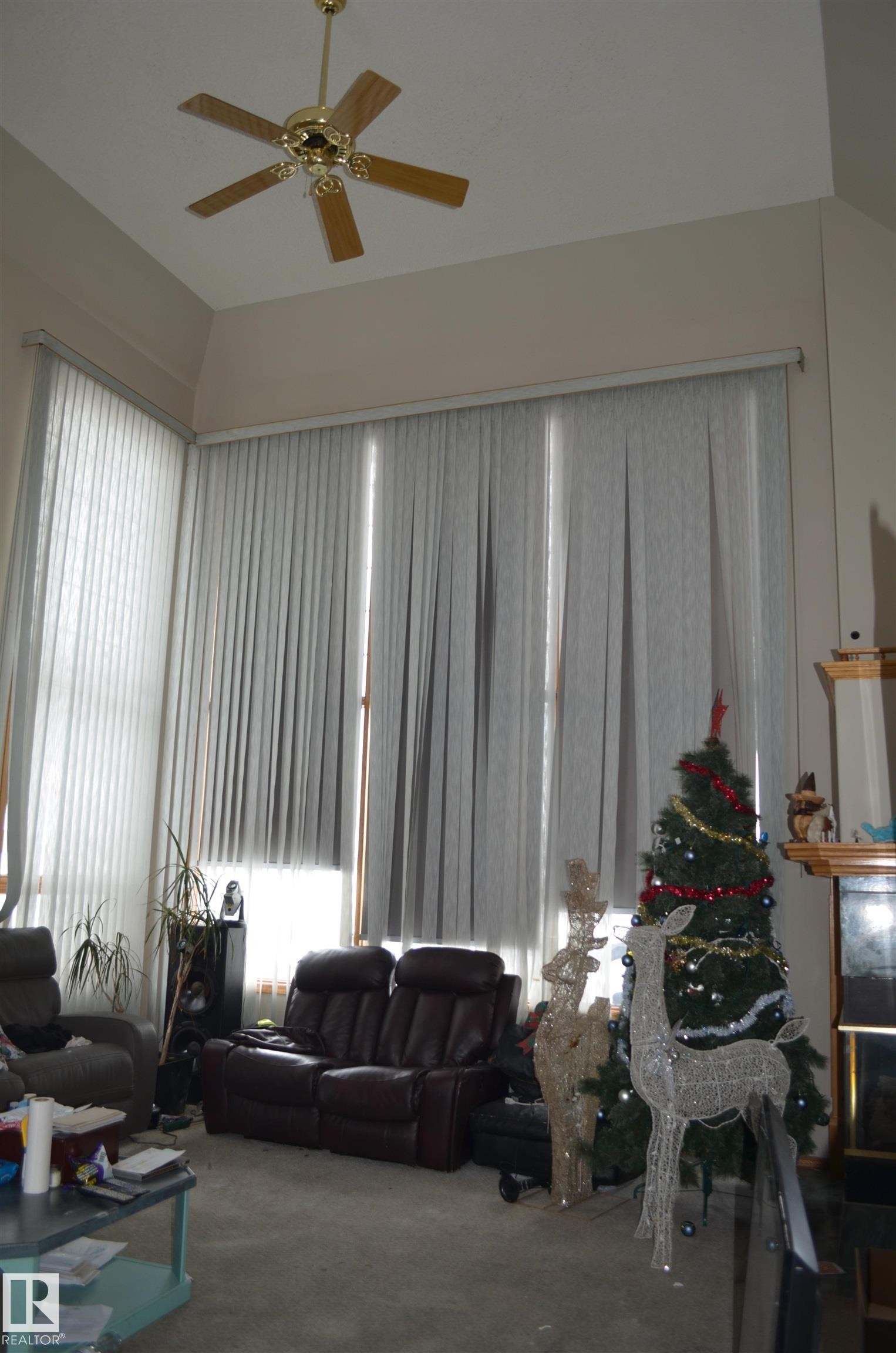 11511 9 Avenue, Edmonton, AB - Indoor Photo Showing Living Room