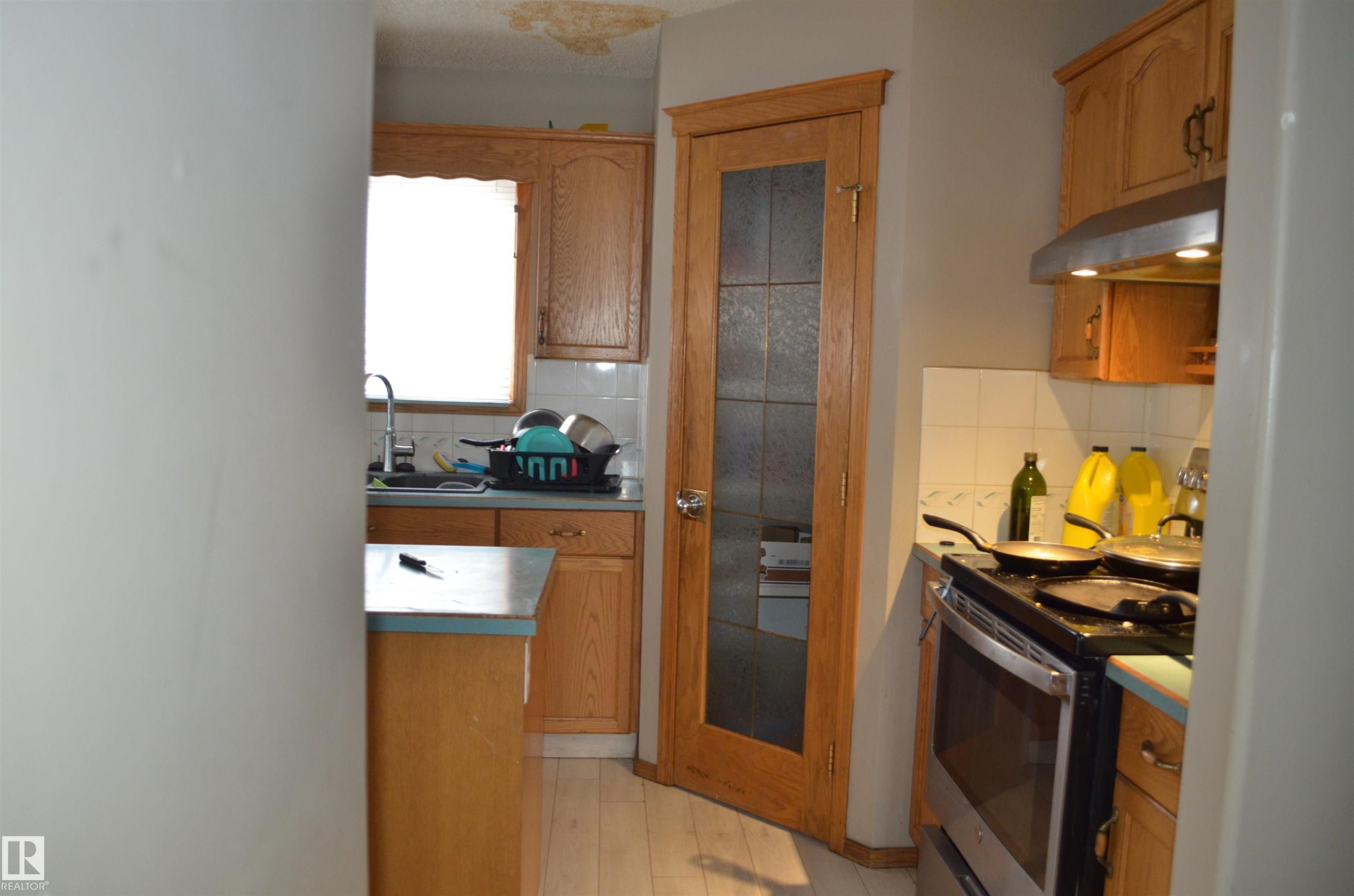 11511 9 Avenue, Edmonton, AB - Indoor Photo Showing Kitchen