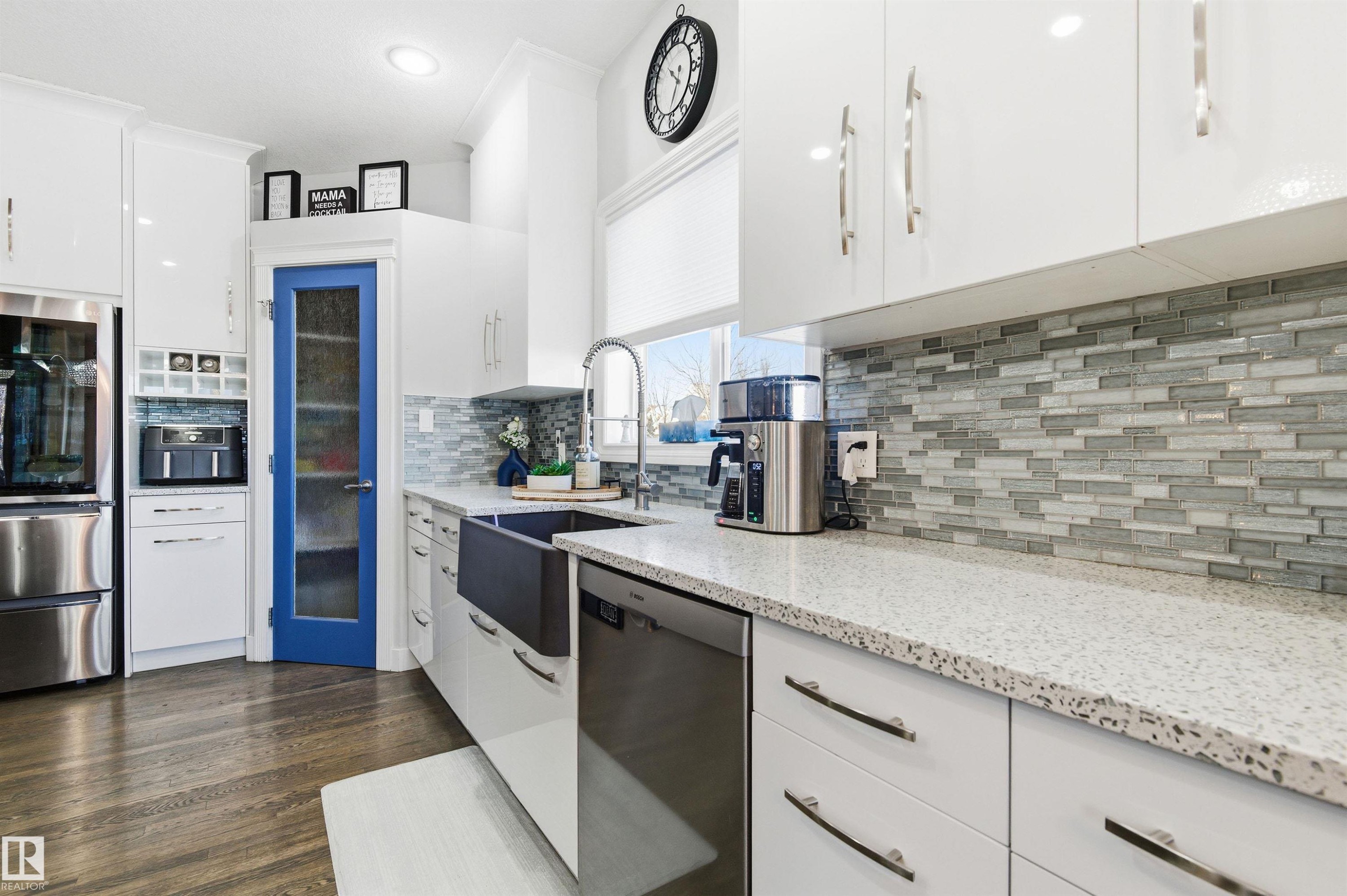 46 Longview Crescent, Spruce Grove, AB - Indoor Photo Showing Kitchen With Upgraded Kitchen