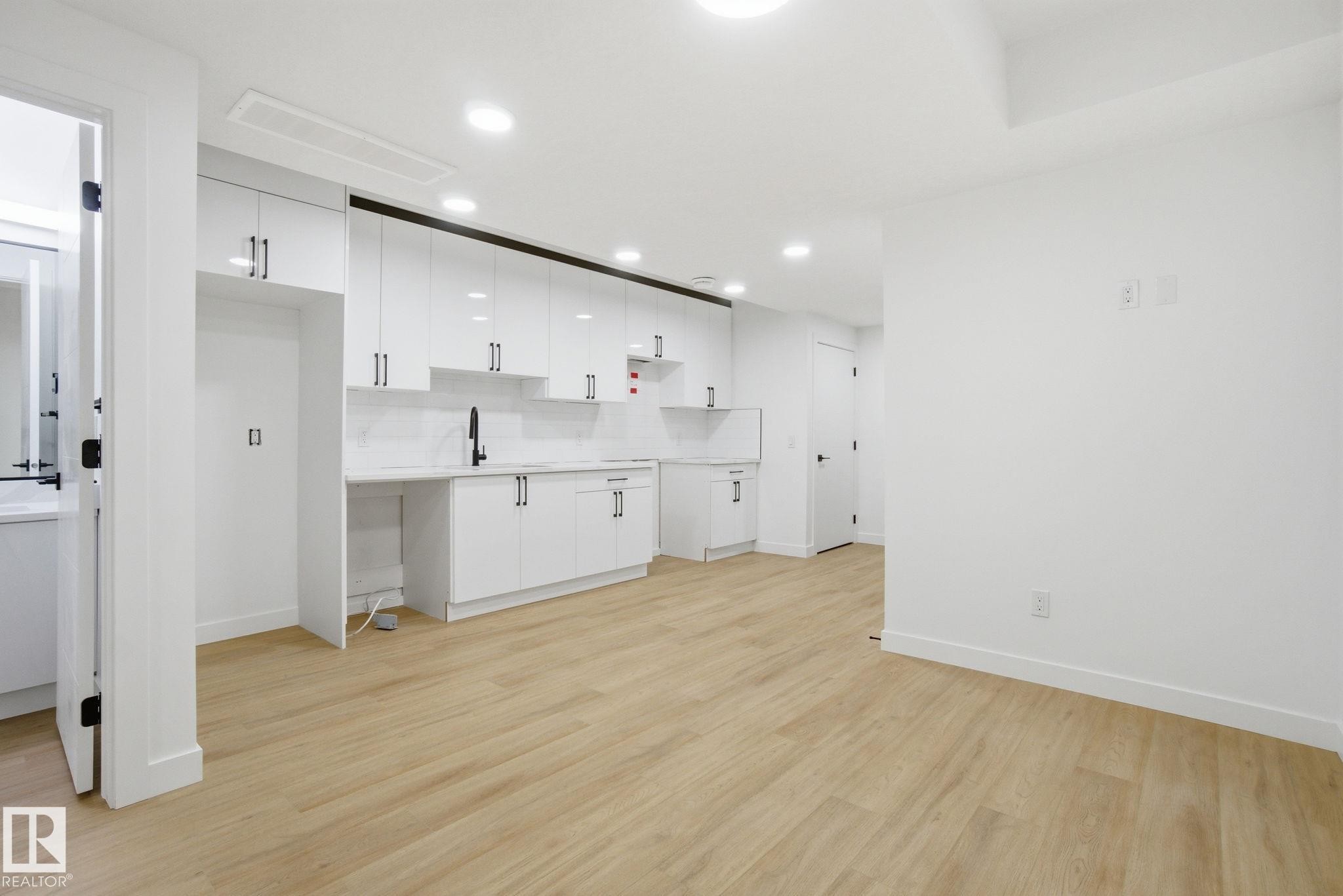 10124 82 Street, Edmonton, AB - Indoor Photo Showing Other Room