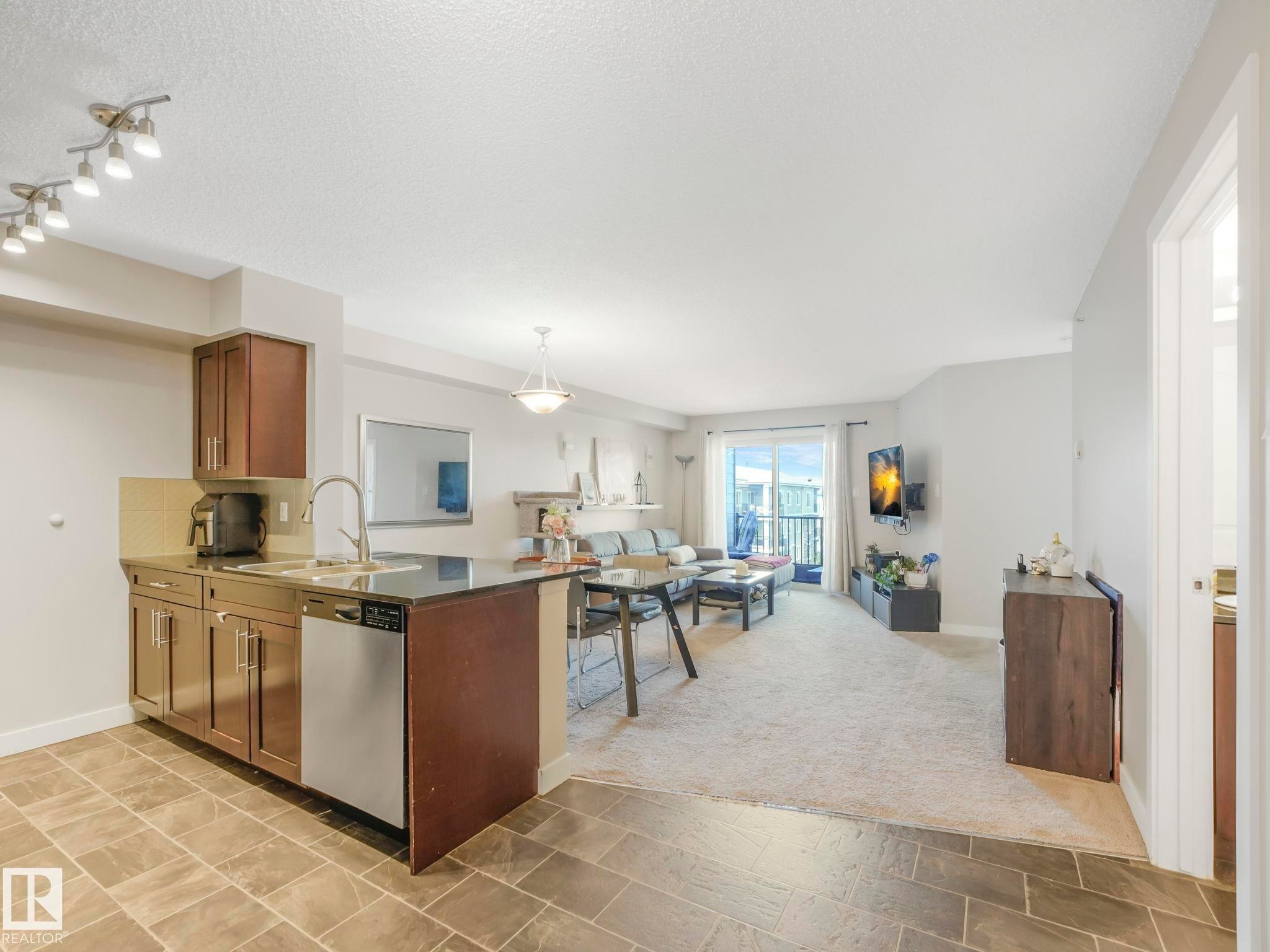 404 270 Mcconachie Drive, Edmonton, AB - Indoor Photo Showing Kitchen